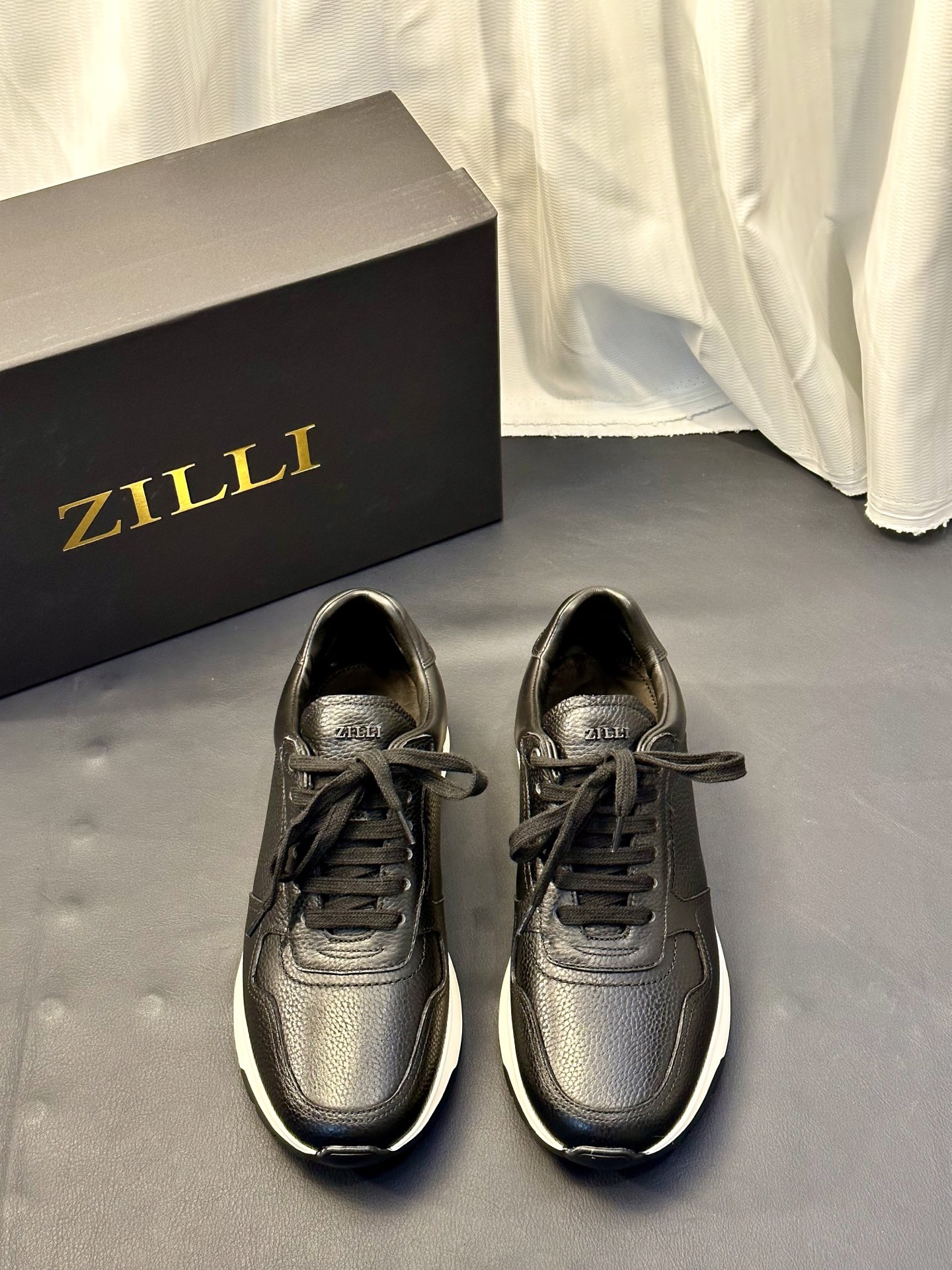 NO:756257,ZL's new product Zill* is a French luxury men's brand founded in 1970. Men's casual sports shoes with stitching decoration. When French luxury meets Italian craftsmanship, ZILLI's shoes continue the brand's high requirements for materials and craftsmanship. They are luxury casual shoes with both texture and comfort. The upper is made of fine grained cowhide, which is soft to the touch and has a crisp texture!  The use of fully hand-made fine stitching, even and tight stitching, not only strengthens the structure of the shoe body, but also visually presents a neat and elegant sense of line. The tongue is decorated with metal brand logo buckles. The ZILL* brand logo on the side and sole is low-key but highly recognizable, and is a hidden medal of luxury taste. The lining and foot pads are made of water-dyed calfskin, which is comfortable and skin-friendly. X* Extralight rubber EVA lightweight non-slip grip sole  , the geometric pattern has both excellent grip and wear resistance, and can stably fit the ground when walking; the shoe shape is neat and simple, with a layered thick sole design, which not only retains the lightness and comfort of sports shoes, but also has the sophistication of formal shoes, and can be used for daily commuting or leisure occasions. Whether you are calmly coping in the workplace or casual daily travel, it can become your luxury business card, making every step show style. Multiple colors to choose from!  Standard counter code number is 39~44# (customized at 38.45.46), louis vuitton, sneakers, cowhide19860909ZL家新品 Zill* 兹-利 是1970创立的法国奢侈男装品牌缝线装饰男士休闲运动鞋 当法式奢华邂逅意式匠心,ZILLI这款鞋延续了品牌对材质和工艺的高要求,属于兼具质感与舒适的奢侈休闲鞋款.鞋面选用细腻的粒面牛皮打造,触感柔软又有挺括的质感！采用全手工精细缝线,针脚均匀且紧密,不仅加固了鞋身结构,更在视觉上呈现出工整雅致的线条感,鞋舌饰以金属品牌 logo 粒扣饰.鞋侧与鞋底的ZILL*品牌标识,低调却极具辨识度,是奢华品味的隐性勋章.内里及垫脚水染小牛皮打造 舒适亲肤 .X * Extralight 橡胶 EVA 轻质防滑抓地鞋底 ,几何纹路兼具出色的抓地力与耐磨性,行走时能稳定贴合地面；鞋型利落简洁,搭配层次分明的厚底设计,既保留了运动鞋的轻便舒适,又有正装鞋的精致感,日常通勤或休闲场合都能驾驭.无论是职场的从容应对,还是日常的随性出行,它都能成为你足下的奢华名片,让每一步都尽显格调.多色选！ 标准专柜码数39～44#（38.45.46定做）,,louis vuitton,sneakers,cowhide,Men's shoes
