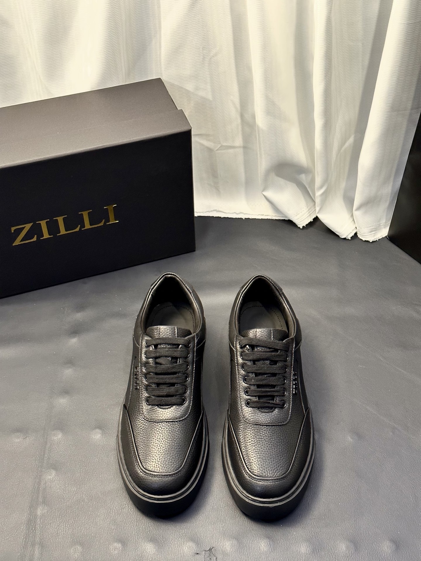 NO:778591,ZL's new product Zill* is a French luxury men's brand founded in 1970. Men's casual sports shoes with stitching decoration. When French luxury meets Italian craftsmanship, ZILLI's shoes continue the brand's high requirements for materials and craftsmanship. They are luxury casual shoes with both texture and comfort. The upper is made of fine grained cowhide, which is soft to the touch and has a crisp texture!  The use of fully hand-made fine stitching, even and tight stitching, not only strengthens the structure of the shoe body, but also visually presents a neat and elegant sense of line. The tongue is decorated with metal brand logo buckles. The ZILL* brand logo on the side and sole is low-key but highly recognizable, and is a hidden medal of luxury taste. The lining and foot pads are made of water-dyed calfskin, which is comfortable and skin-friendly. X* Extralight rubber EVA lightweight non-slip grip sole  , the geometric pattern has both excellent grip and wear resistance, and can stably fit the ground when walking; the shoe shape is neat and simple, with a layered thick sole design, which not only retains the lightness and comfort of sports shoes, but also has the sophistication of formal shoes, and can be used for daily commuting or leisure occasions. Whether you are calmly coping in the workplace or casual daily travel, it can become your luxury business card, making every step show style. Multiple colors to choose from!  Standard counter code number is 39~44# (customized at 38.45.46), louis vuitton, sneakers, cowhide19860909ZL家新品 Zill* 兹-利 是1970创立的法国奢侈男装品牌缝线装饰男士休闲运动鞋 当法式奢华邂逅意式匠心,ZILLI这款鞋延续了品牌对材质和工艺的高要求,属于兼具质感与舒适的奢侈休闲鞋款.鞋面选用细腻的粒面牛皮打造,触感柔软又有挺括的质感！采用全手工精细缝线,针脚均匀且紧密,不仅加固了鞋身结构,更在视觉上呈现出工整雅致的线条感,鞋舌饰以金属品牌 logo 粒扣饰.鞋侧与鞋底的ZILL*品牌标识,低调却极具辨识度,是奢华品味的隐性勋章.内里及垫脚水染小牛皮打造 舒适亲肤 .X * Extralight 橡胶 EVA 轻质防滑抓地鞋底 ,几何纹路兼具出色的抓地力与耐磨性,行走时能稳定贴合地面；鞋型利落简洁,搭配层次分明的厚底设计,既保留了运动鞋的轻便舒适,又有正装鞋的精致感,日常通勤或休闲场合都能驾驭.无论是职场的从容应对,还是日常的随性出行,它都能成为你足下的奢华名片,让每一步都尽显格调.多色选！ 标准专柜码数39～44#（38.45.46定做）,,louis vuitton,sneakers,cowhide,Men's shoes