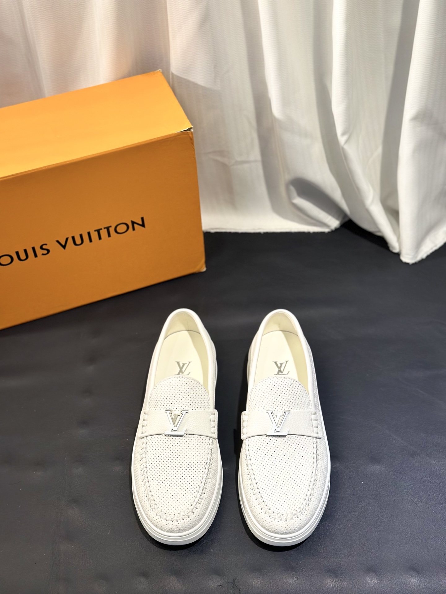 NO:778764,L New men's high-end casual sports shoes, made of imported first-layer cowhide brand lougou, original ultra-light TPU outsole, wear-resistant and comfortable, Monogram lougou embellished rubber outsole, breathable mesh lining, versatile classic style!  Size38-44 (.45, 46 customized),,sneakers,cowhide19860909L 新品男士高端休闲运动鞋,选用进口头层牛皮品牌lougou,原版超轻tpu大底,耐磨舒适,Monogram lougou点缀橡胶外底,透气网布内里,百搭经典款式！ Size38-44（.45、46 定做）,,sneakers,cowhide,Men's shoes