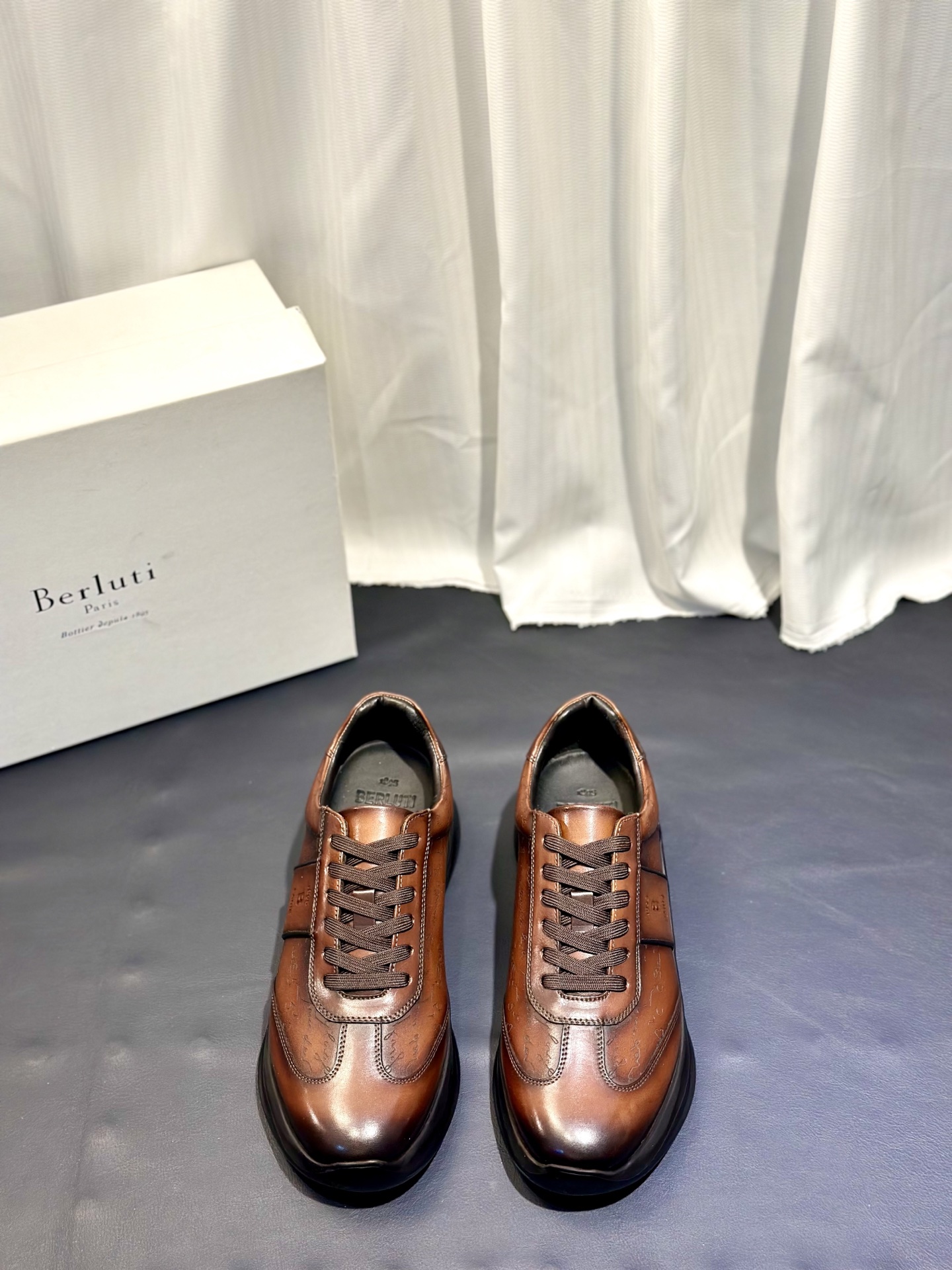 NO:780328,Berluti men's new leather sports and casual shoes have a high-end texture feel, top-grade rubbed calf leather with excellent texture, breathable punching details on both sides, double-layer leather wrapping on the heel, European and American style hand-stitched horse wax thread, full cowhide lining with feet, tongue decorated with embossed logo logo, with rubber outsole, simple and elegant style, durable and versatile, comfortable and stylish on the foot. Comes with a full set of original packaging!  Size 39-40-41-42-43-44 standard leather shoe size (38/45 can be customized but does not support returns),,cowhide19860909Berluti 男士新款皮革运动休闲鞋 高端质感感受,顶级擦色小牛皮革质感极好,两侧透气冲孔细节,后跟双层皮革包裹,欧美风格走马蜡线手工缝制,全牛皮内里垫脚,鞋舌饰以压纹logo标识,搭配橡胶大底,款式简约大方,耐看百搭,上脚舒适有型.配全套原包装！ 尺码39-40-41-42-43-44 标准皮鞋尺码（38/45可定做但不支持退换）,,cowhide,Men's shoes