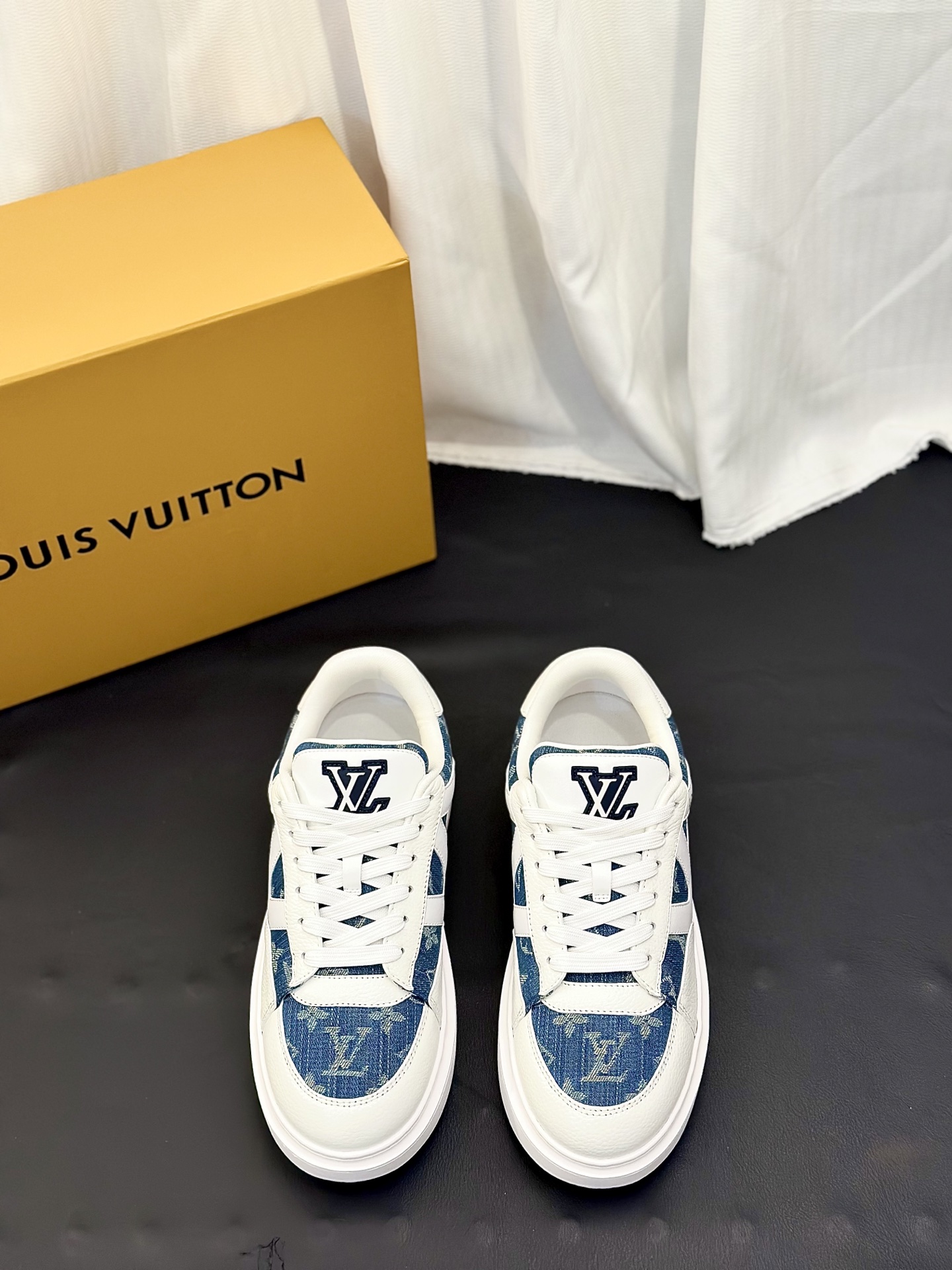 NO:782392,LouisVuitton men's thick-soled air-cushion casual sneakers are a new choice for light luxury and fashion!  Luxurious and trendy thick-soled sneakers | The ultimate pairing shoe with both good looks and feel. Classic presbyopic elements collide with trendy sneaker styles, creating a sense of high-end that you will be captivated by at a glance!  The upper is made of fine first-layer cowhide stitched with presbyopic fabric, which has a full texture and is wear-resistant and anti-wear. The thick rope shoelace design is eye-catching and the thick-soled air-cushion outsole not only has a built-in 5cm+ invisible height increase, it can easily optimize the body proportions, and can also cushion and absorb shock, making it long-lasting.  The feet are not tired. They can be easily controlled during daily commuting, going out on the street, or dressing up as a couple. They instantly become fashionable and can easily capture the retro casual style. They are indispensable and versatile shoes in the shoe cabinet. They can be used with eyes closed without stepping on the thunder, and they can easily unlock the sense of style for the whole year!  Complete package!  Size 39-40-41-42-43-44 (can be customized to 45.46) Item number 1312505 black and gray,,louis vuitton,louis vuitton,cowhide19860909LouisVuitton 路易威登男士厚底气垫休闲板鞋 轻奢潮搭新选择！ 奢潮厚底板鞋｜颜值与脚感双在线的穿搭神鞋 经典老花元素碰撞潮流板鞋版型,一眼沦陷的高级感！鞋面采用细腻头层牛皮拼接老花面料,质感拉满,耐磨抗造.粗绳鞋带设计个性吸睛,厚底气垫大底不仅自带5cm+隐形增高,轻松优化身材比例,更能缓冲减震,久穿不累脚.日常通勤、出街炸街、情侣穿搭都能轻松驾驭.上脚秒变潮人,轻松拿捏复古休闲风,是鞋柜里不可或缺的百搭神鞋,闭眼入不踩雷,轻松解锁全年穿搭氛围感！全套包装！ 尺码39-40-41-42-43-44（可定制45.46） 货号1312505 黑灰,,louis vuitton,louis vuitton,cowhide,Men's shoes