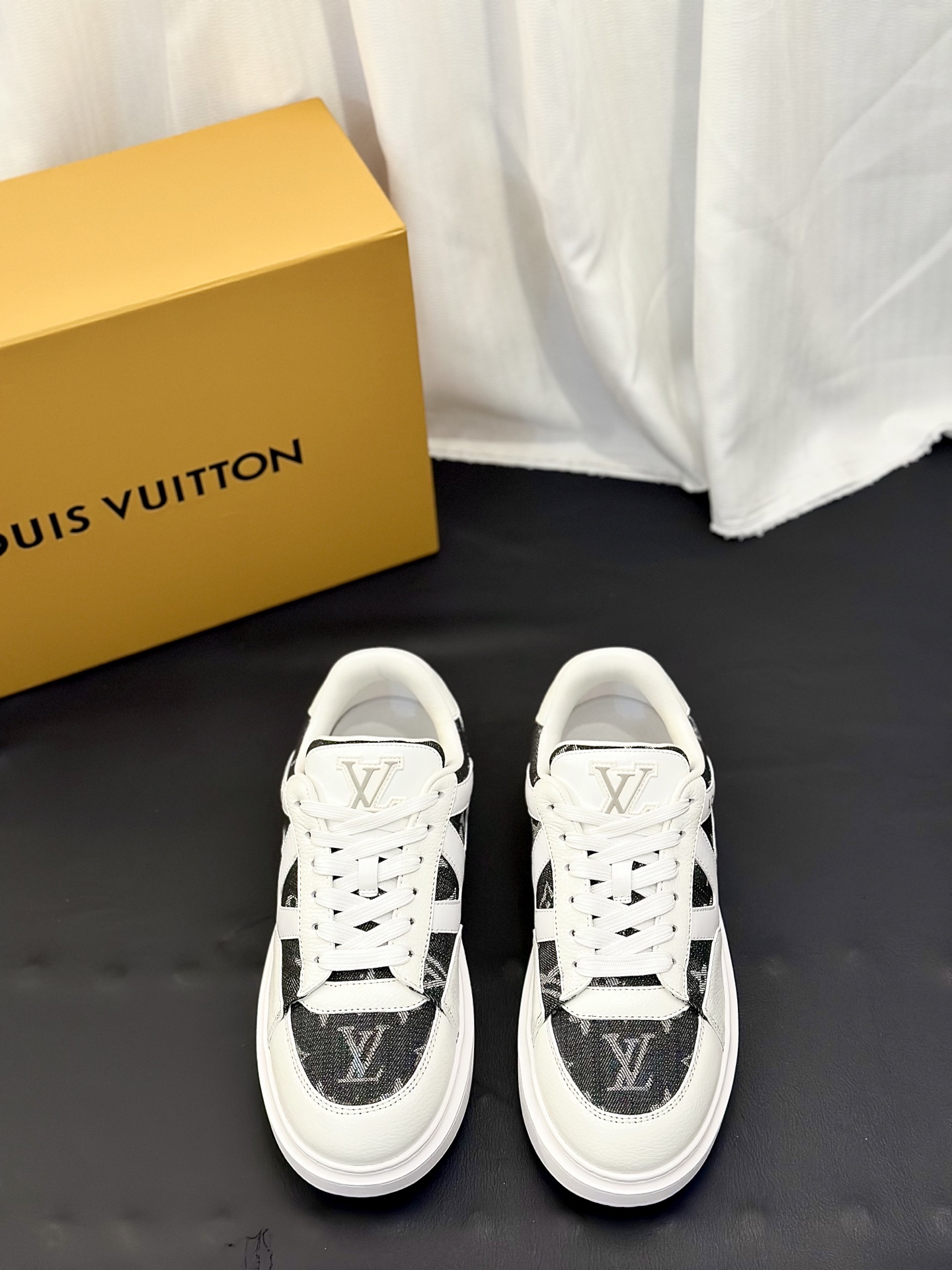 NO:782399,LouisVuitton men's thick-soled air-cushion casual sneakers are a new choice for light luxury and fashion!  Luxurious and trendy thick-soled sneakers | The ultimate pairing shoe with both good looks and feel. Classic presbyopic elements collide with trendy sneaker styles, creating a sense of high-end that you will be captivated by at a glance!  The upper is made of fine first-layer cowhide stitched with presbyopic fabric, which has a full texture and is wear-resistant and anti-wear. The thick rope shoelace design is eye-catching and the thick-soled air-cushion outsole not only has a built-in 5cm+ invisible height increase, it can easily optimize the body proportions, and can also cushion and absorb shock, making it long-lasting.  The feet are not tired. They can be easily controlled during daily commuting, going out on the street, or dressing up as a couple. They instantly become fashionable and can easily capture the retro casual style. They are indispensable and versatile shoes in the shoe cabinet. They can be used with eyes closed without stepping on the thunder, and they can easily unlock the sense of style for the whole year!  Complete package!  Size 39-40-41-42-43-44 (45.46 can be customized),,louis vuitton,louis vuitton,cowhide19860909LouisVuitton 路易威登男士厚底气垫休闲板鞋 轻奢潮搭新选择！ 奢潮厚底板鞋｜颜值与脚感双在线的穿搭神鞋 经典老花元素碰撞潮流板鞋版型,一眼沦陷的高级感！鞋面采用细腻头层牛皮拼接老花面料,质感拉满,耐磨抗造.粗绳鞋带设计个性吸睛,厚底气垫大底不仅自带5cm+隐形增高,轻松优化身材比例,更能缓冲减震,久穿不累脚.日常通勤、出街炸街、情侣穿搭都能轻松驾驭.上脚秒变潮人,轻松拿捏复古休闲风,是鞋柜里不可或缺的百搭神鞋,闭眼入不踩雷,轻松解锁全年穿搭氛围感！全套包装！ 尺码39-40-41-42-43-44（可定制45.46）,,louis vuitton,louis vuitton,cowhide,Men's shoes