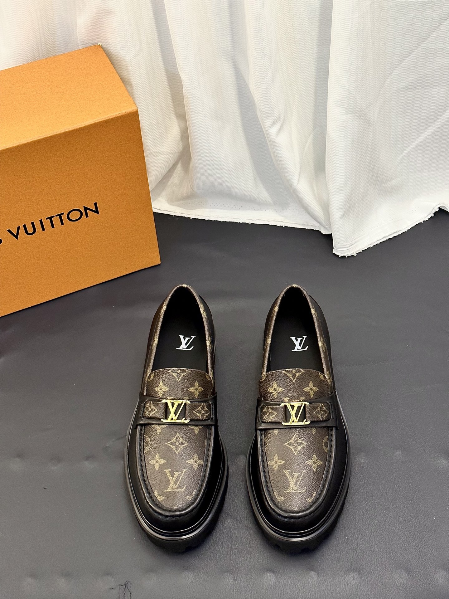 NO:782384,LV Monogram loafers, classic cowhide + embossed pattern, highly recognizable brand!  Thick-soled rubber design, comfortable and wear-resistant, suitable for commuting and leisure. Metal buckle embellishment, perfect details, improved texture!  It is recommended to wear it with long socks, which can give both style and comfort. size39-44 (customized at 45.46), louis vuitton, loafers, cowhide19860909LV Monogram乐福鞋,经典牛皮+压花图案,品牌辨识度超高！厚底橡胶设计,穿着舒适又耐磨,通勤休闲都很适合.金属扣饰点缀,细节满分,质感提升！建议搭配长袜,造型感和舒适度都能兼顾哦. size39-44（45.46 订做）,,louis vuitton,loafers,cowhide,Men's shoes
