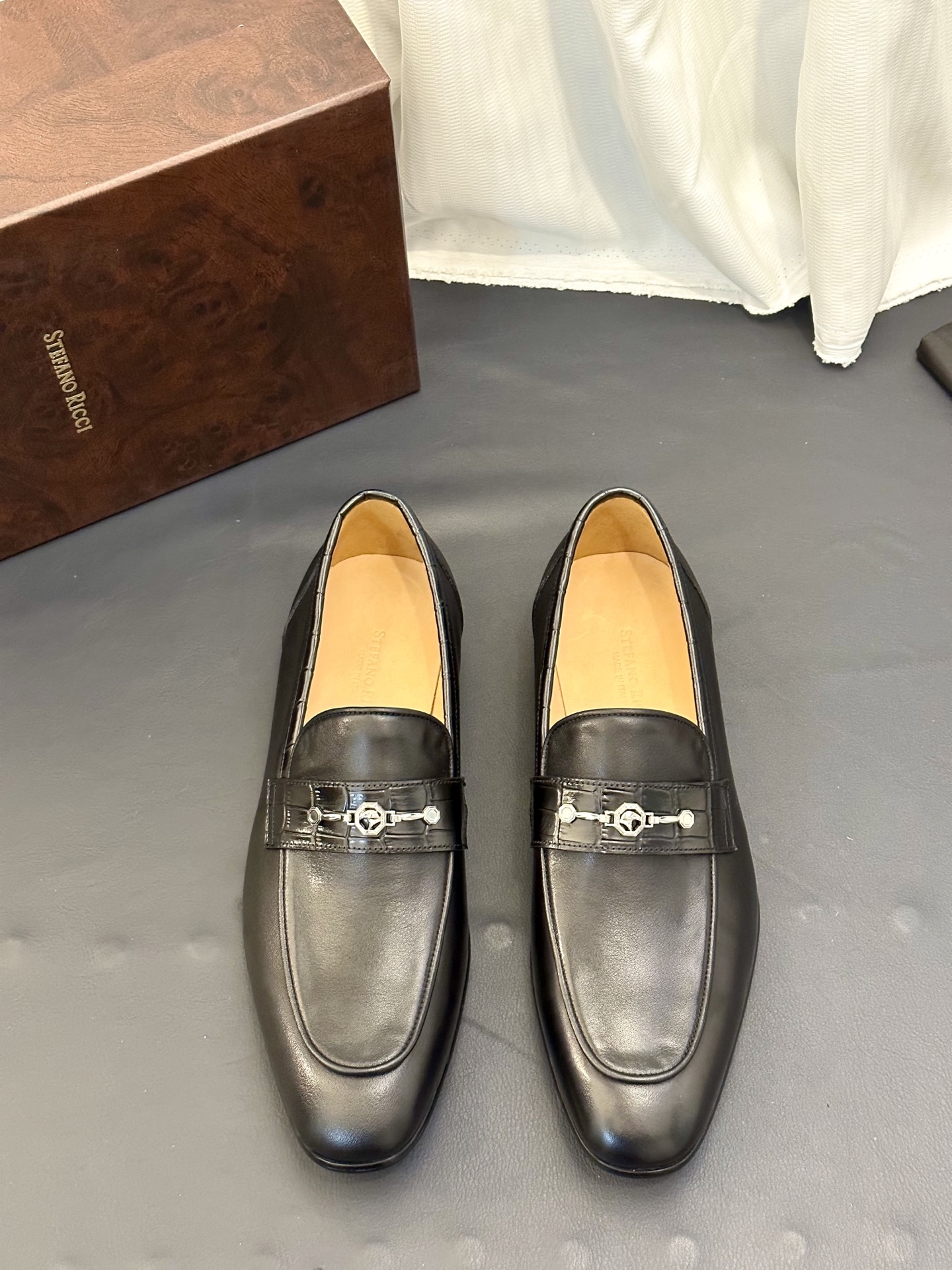 NO:851827,Stefano Ricci is a high-end luxury brand, men's leather shoes, genuine leather outsole. Original cowhide, high-end and delicate texture, full calfskin fabric inside, soft against the skin, simple but not simple, full of retro feel, the more time passes, the more you like it!  Size39-44 (45.46 customized),,cowhide,Leather soles19860909Stefano Ricci 史蒂芬高端奢侈品牌,男士皮鞋,真皮大底.原版牛皮,质感高端细腻,内里全小牛皮面料,贴肤柔软,简约不简单,复古感十足,越穿越喜欢！ Size39-44（45.46定制）,,cowhide,Leather soles,Men's shoes