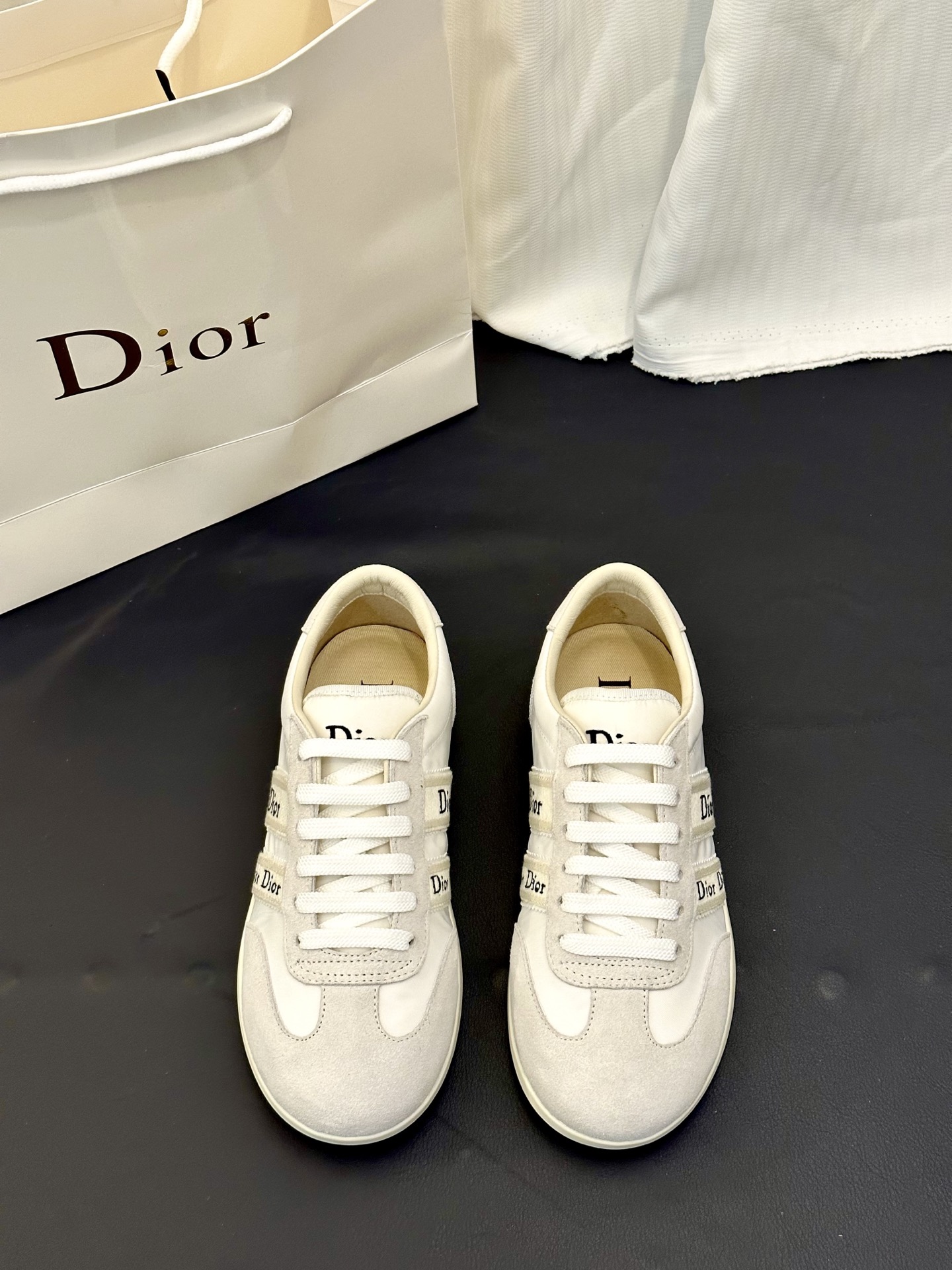 NO:829243,Di~r low-top casual sneakers for couples, this classic item comes from the DIOR.TEARS joint series. It is carefully made of top-grain cowhide fabric and decorated with laser-drawn Oblique print. It is layered with cotton styling details to show the Peace Sign pattern of the Dio*Tears joint series. It is paired with white Oblique Galaxy print effect leather panels to enhance the style. Two-tone rubber sole, tongue and back side are decorated with Dior Tears logo and CD Icon.  Eyelets and rich classic details. Can enhance the style of various outfits and match with other Dior Tears items to create matching looks. Size Women 35-39 (Customized for Women 40) Men 38-44 (Customized for 38.45), dior, sneakers, cowhide19860909Di～r 情侣低帮休闲运动鞋,这款的经典单品,来自 DIOR.TEARS 联名系列.采用头层牛皮面料精心制作,饰以激光绘制的 Oblique 印花,层叠以棉花造型细节,展现 Dio*Tears 联名系列的 Peace Sign 图案,搭配白色 Oblique Galaxy 印花效果皮革镶片提升格调.双色橡胶鞋底、鞋舌和后侧饰以 Dior Tears 标志、CD Icon 孔眼和丰富的经典细节.可为各式装扮提升格调,并与其他 Dior Tears 单品搭配,打造配套造型.Size女35-39（女40定做） 男38-44（38.45定做）,,dior,sneakers,cowhide,Men's shoes