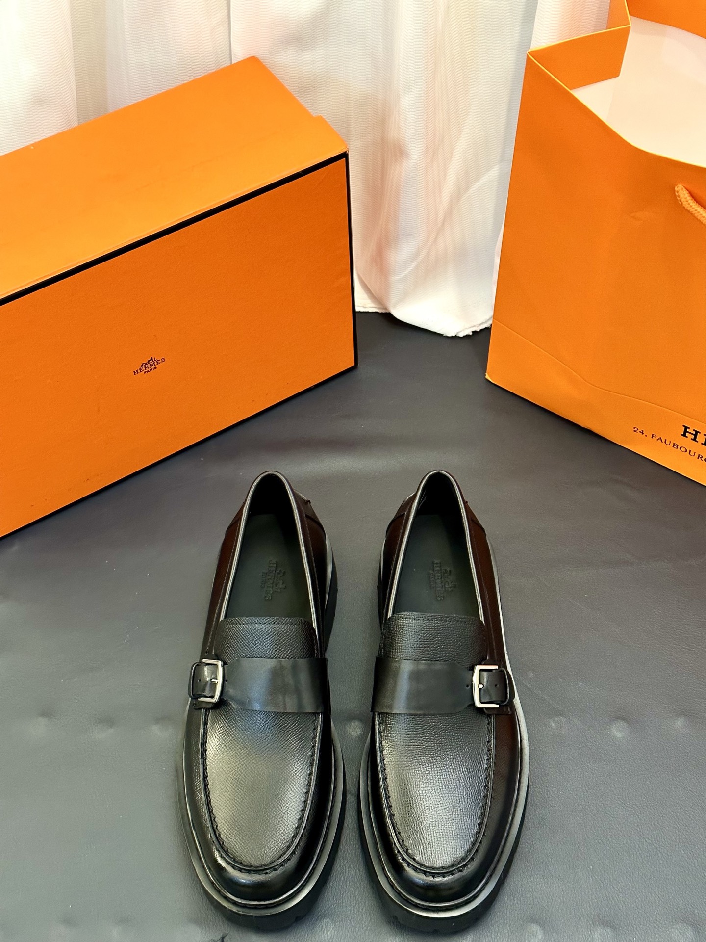 NO:829631,Hermes leather shoes. 2026 high-end business wear must-have men's shoes~~Imported original cowhide, water-dyed first-layer cowhide, and imported rubber outsole!  Professional and rigorous craftsmanship, attention to details, showing the taste of a distinguished gentleman!  Size39-44 (customized at 38.45),,hermes,cowhide19860909Hermes皮鞋.2026高级感商务穿搭必备的男鞋~~进口原版牛皮,水染头层牛里,进口橡胶大底！专业严谨工艺,注重细节,彰显尊贵绅士品味！ Size39-44（38.45定做）,,hermes,cowhide,Men's shoes