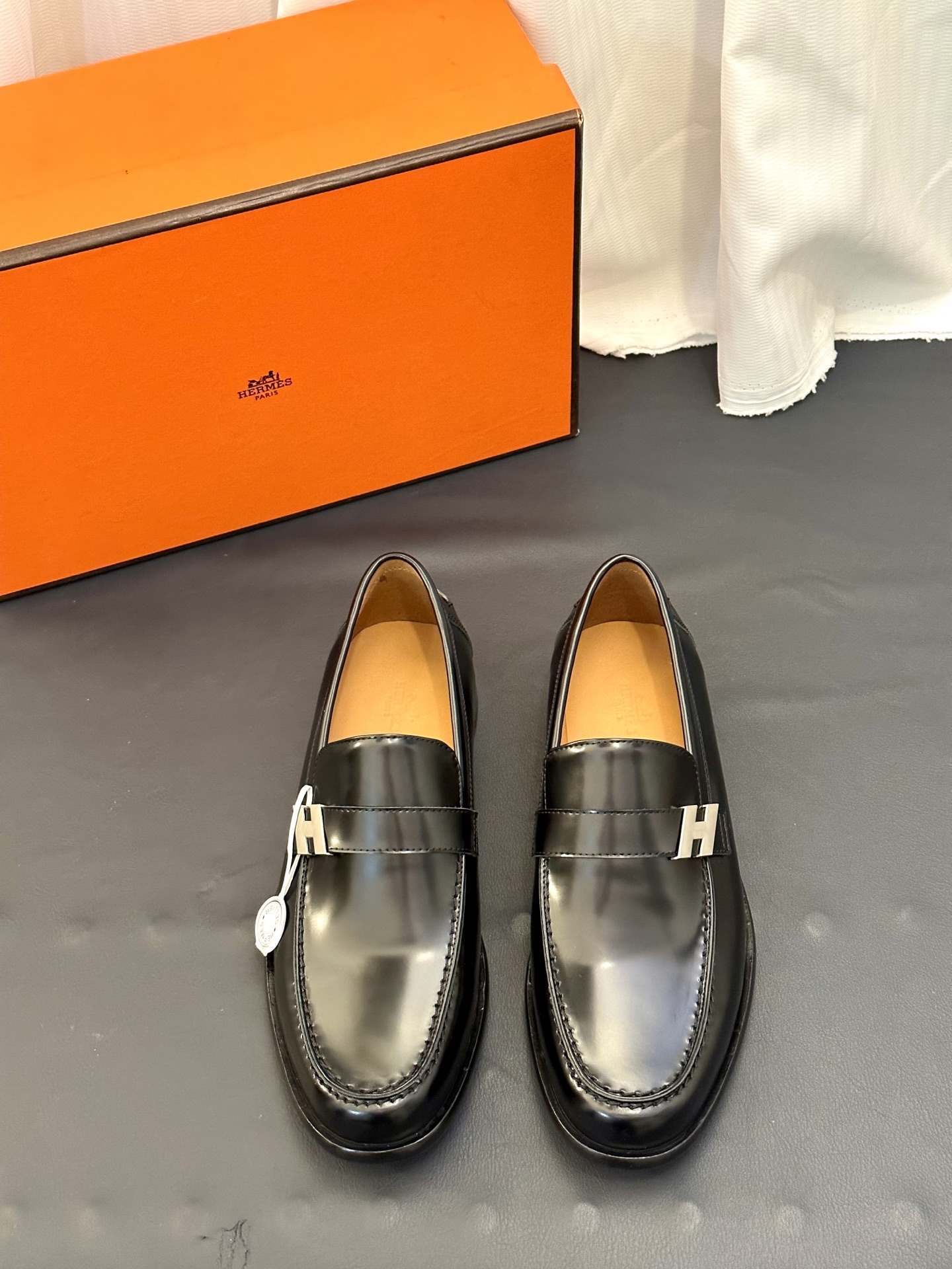 NO:832321,Top version Original genuine leather outsole Brand Hermès (Hermès) standard men's size 39-44 (38, 45 can be customized) The same grade as the official website Original quality material Original soft calfskin Water-dyed cowhide lining Original Italian genuine leather outsole Style categories Men's fashion Formal casual leather shoes Slip-on men's shoes series Young fashion European and American trends British style Multiple colors to choose from  Counter packaging,,hermes,hermes,cowhide,Leather soles19860909顶级版本 原版真皮大底 品牌Hermès（爱马仕）标准码男码39-44（38、45可以定做）等级官网同款 原单品质材料原版柔软小牛皮 水染牛皮内里 原版意大利真皮大底款式类别男士时尚 正装休闲皮鞋 套脚款男鞋系列 年轻时尚 欧美潮流 英伦风格 颜色多款可选 专柜包装,,hermes,hermes,cowhide,Leather soles,Men's shoes