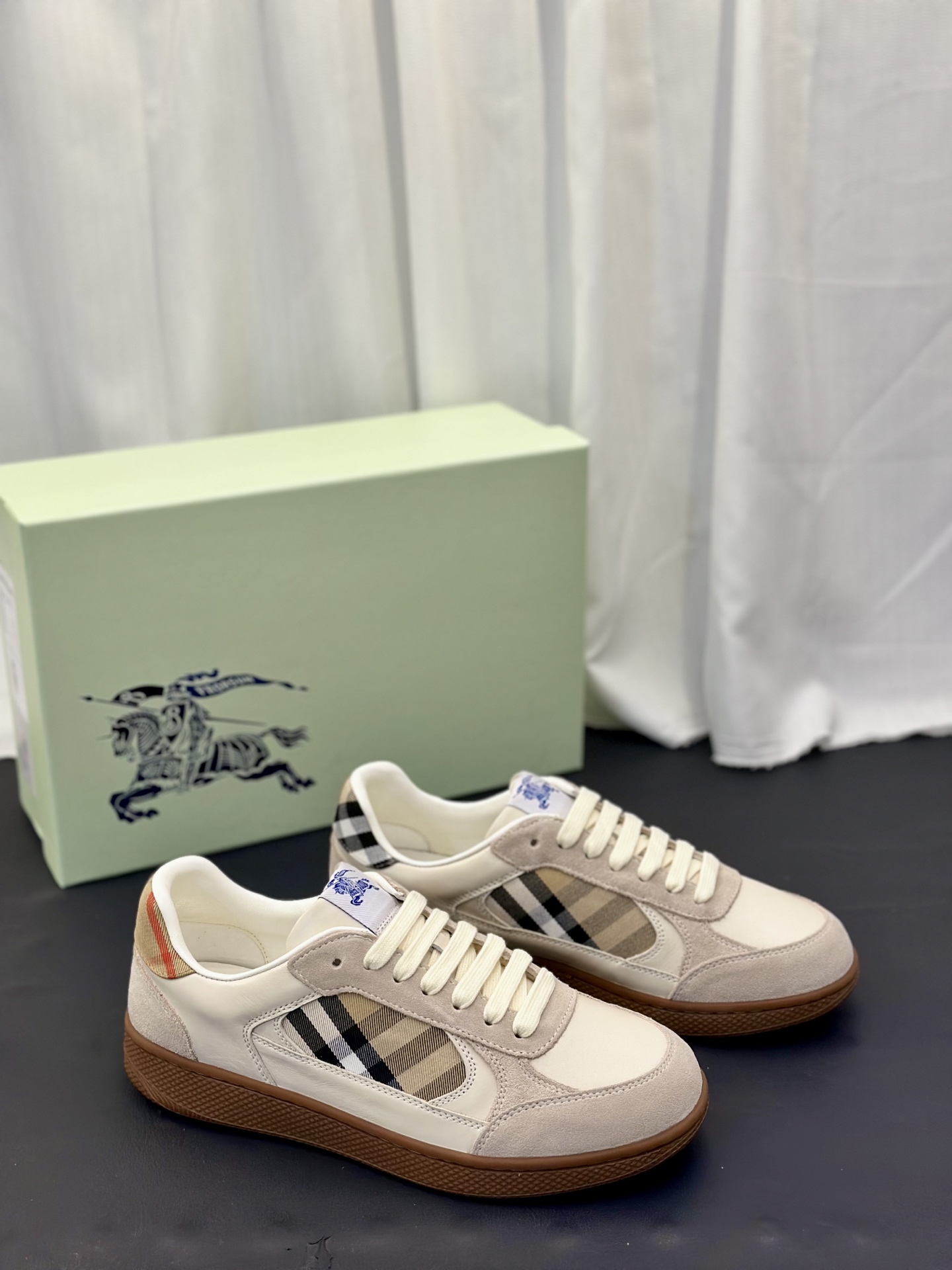 NO:834144,Burberry classic plaid sneakers｜Iconic Vintage plaid canvas｜With elevated thick sole design, quietly elongating the leg line｜Light on the foot and not bulky while bringing comfortable foot feel Size39-44 (45.46. Customized),,burberry,burberry19860909Burberry巴宝莉经典格纹板鞋｜标志性 Vintage 格纹帆布｜搭配加高厚底设计 悄悄拉长腿部线条｜上脚轻盈不笨重 同时带来舒适脚感 Size39-44（45.46.定做）,,burberry,burberry,Men's shoes