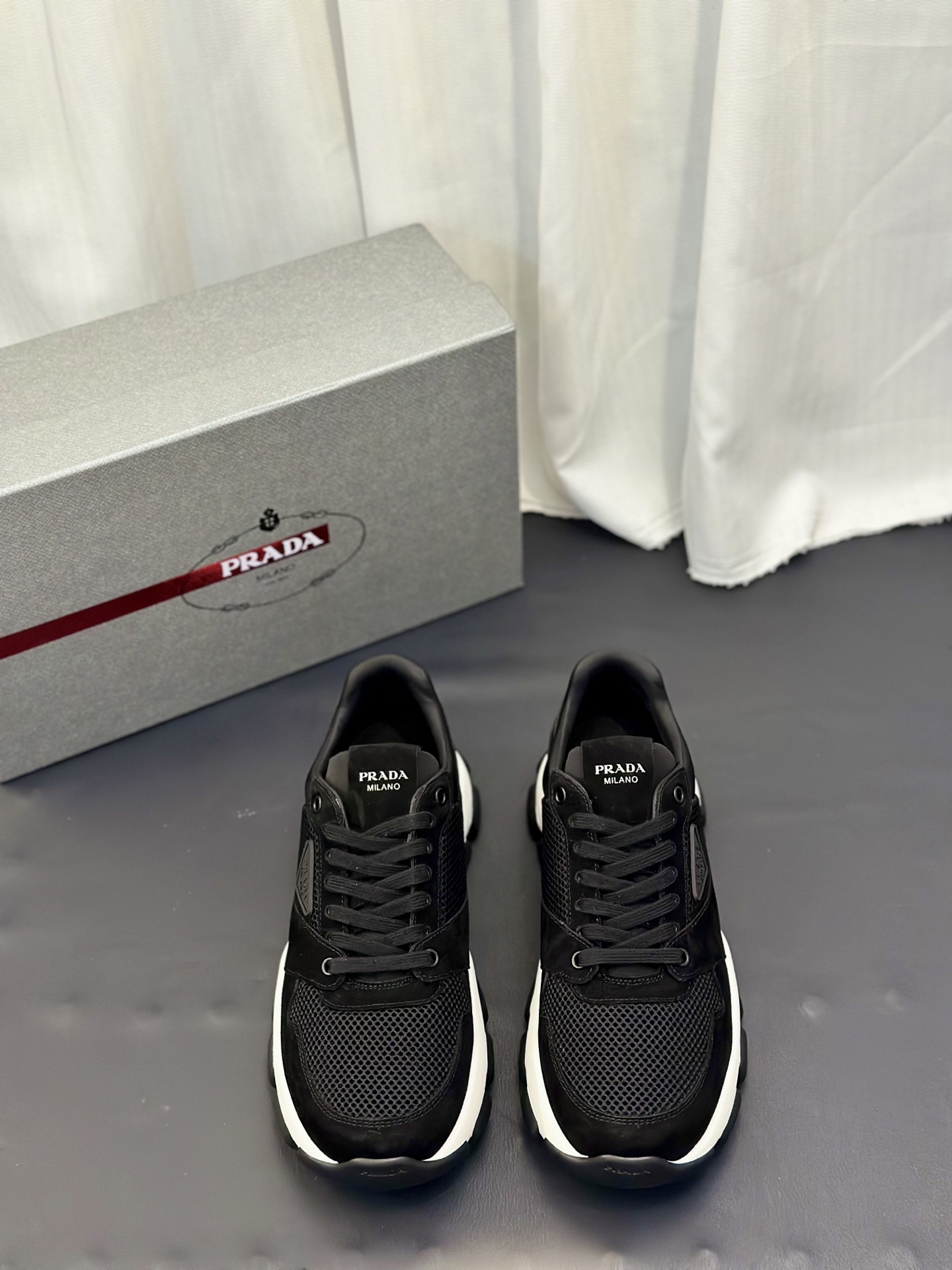 NO:834154,New product PRADA/Prada Montecarlo Re-Edition 2026 summer leather sneakers are shipped. This sneaker will be released for the first time in 2026 as Linea  Launching as part of the Rossa collection, the latest model combines comfort in sophisticated and innovative designs. Featuring a sporty silhouette, the latest model returns with a soft suede calfskin and textile mesh upper with visible top-stitching that echoes the dynamic lines of the original model. Inspired by  Inspired by driving shoes, the lightweight, flexible leather-covered insole is paired with a rubber deconstructed sole, giving the sneakers a light appearance and smooth aesthetic. The tongue is decorated with a hot stamping logo, and the water-dyed cowhide lining is equipped with gold-labeled cowhide foot pads, making the upper foot light, comfortable and breathable!  Comes with full set of original packaging dust bag!  Size 39-40-41-42-43-44 standard leather shoe size (45 can be customized and non-returnable), prada, prada, sneakers, cowhide19860909新品  PRADA/普拉达 Montecarlo Re-Edition 2026夏季皮革运动鞋出货 这款运动鞋于2026年首次作为Linea Rossa系列的一部分推出,在精致创新的设计中结合了舒适性.最新款式采用运动风格,以柔软绒面牛皮革和织物网眼鞋面回归,搭配可见的顶线缝合,呼应原始款式的动感线条.受驾驶鞋启发,轻便柔韧灵活的皮革包覆内底搭配橡胶解构鞋底,赋予运动鞋轻盈的外观和流畅的美感.鞋舌烫金logo徽标装饰,水染牛皮内里配以金标牛皮垫脚,上脚轻便舒适透气！配全套原包装防尘袋！ 尺码39-40-41-42-43-44 标准皮鞋码（45可定做不退换）,,prada,prada,sneakers,cowhide,Men's shoes