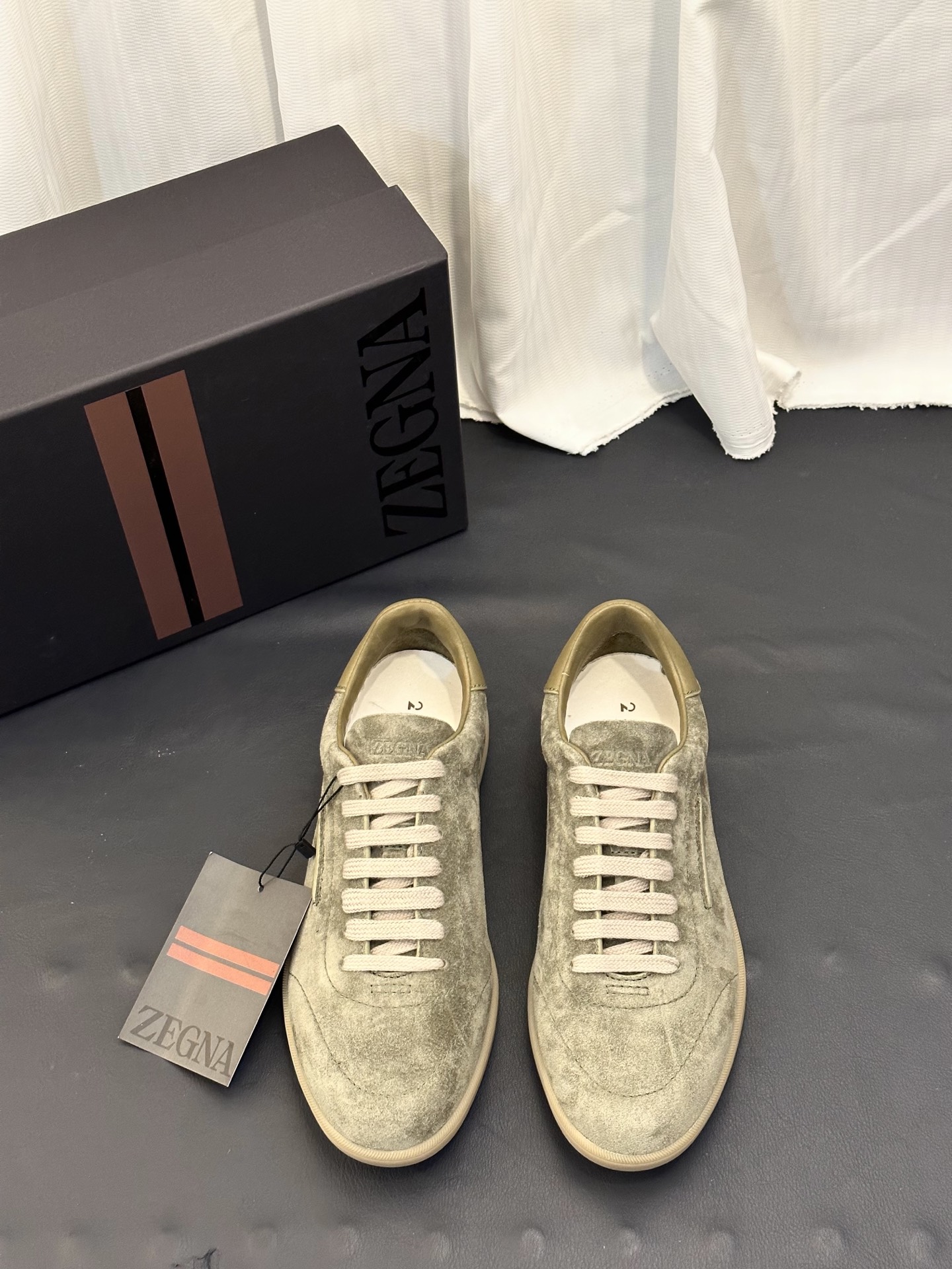 NO:850395,Zegna/Zegna's new season 232 suede sneakers!  This 232 sneaker is named after Route 232 in the Oasi Zegna. It highlights the brand's flexible spirit of keeping pace with the times. It is made of solid-color soft suede leather. The deconstructed upper combines modern and retro atmosphere. It sublimates Zegna's exquisite footwear heritage with the spirit of innovation. The iconic stitching of the same color complements the brand logo on the side. Natural rubber sole is light and flexible with excellent grip. The newly interpreted sole pattern cleverly pays tribute to the early style of Route 232.  Lined in the same tone and equipped with a custom-designed genuine leather insole, the foot comfort is excellent. The complete package is repackaged and shipped for the first time!  Size 39-40-41-42-43-44 leather shoe size (45.46 can be customized),,zegna,sneakers19860909Zegna/杰尼亚 当季新款 232绒面革运动鞋 ！ 这款232运动鞋以杰尼亚绿洲（Oasi Zegna)232号公路命名 彰显品牌与时俱进的灵活精神,采用纯色柔软的绒面皮革制成 解构鞋面兼具现代与复古气息 以创新精神升华杰尼亚精致鞋履传承 标志性同色缝线与侧面的品牌标识相得益彰 天然橡胶底 轻盈灵活 抓地力出众 焕新演绎的鞋底花纹巧妙致敬232号公路的早期风貌 同色调衬里 配以定制设计的内**真皮鞋垫,上脚舒适度极好.全套包装重工打造首发出货！ 尺码39-40-41-42-43-44皮鞋尺码（45.46可以订做）,,zegna,sneakers,Men's shoes