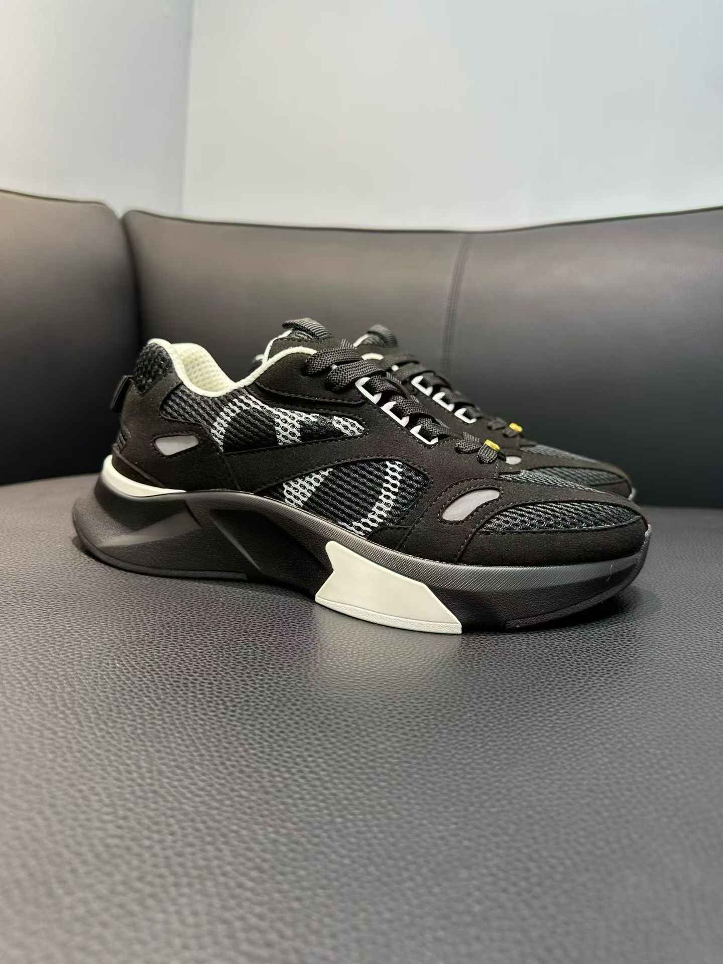NO:850418,V Valentino casual sneakers｜Embellished with V logo｜Lightweight, grippy TPU outsole adopts innovative design to provide excellent performance｜Jacquard label adds timeless style｜Original imported cowhide|Multiple material splicing design｜Imported cowhide lining Cowhide foot pads|Original TPU two-color elastic outsole  Size39-44 (customized at 38.45.46),,valentino,sneakers,cowhide19860909V华伦天奴 休闲运动鞋鞋｜点缀 V徽标｜轻便、抓地力强的TPU外底采用创新设计 提供卓越性能｜提花标签则增添隽永型格｜原版进口牛皮｜多种材质拼接设计｜进口牛皮内里 牛皮垫脚｜原版TPU双色弹力大底 Size39-44（38.45.46定做）,,valentino,sneakers,cowhide,Men's shoes