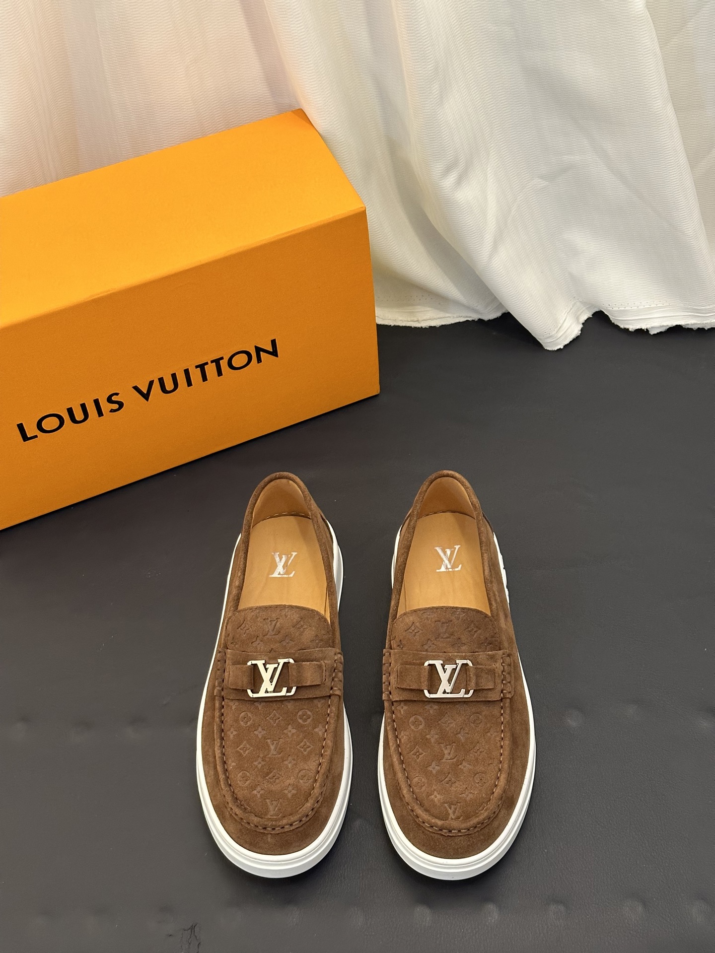 NO:851837,[Louis Vuitton] Louis Vuitton - high-end quality original casual sports shoes - upper pebbled calfskin, nappa calfskin, tongue, shoe body, sewn brand plastic logo, heel silk screen brand LOGO - lining nappa calfskin, foot pad; brand canvas - outsole ultra-light TPU foam; molded outsole - ultra-high quality control, fine workmanship highlighted (high-end, luxury, grade) -Size  39-44 (38,45, can be customized,, louis vuitton, louis vuitton, sneakers, cowhide19860909[Louis Vuitton】路易威登 -高端品质 原单·休闲运动鞋 -鞋面荔纹小牛皮、纳帕小牛皮、鞋舌.鞋身.车缝品牌塑胶logo标识、后跟丝印品牌LOGO -内里纳帕小牛皮,垫脚；品牌帆布 -大底超轻TPU发泡；成型大底 -超高品控·做工精细凸显(高端·贵气·档次) -Size 39-44（38,45,可订做,,louis vuitton,louis vuitton,sneakers,cowhide,Men's shoes