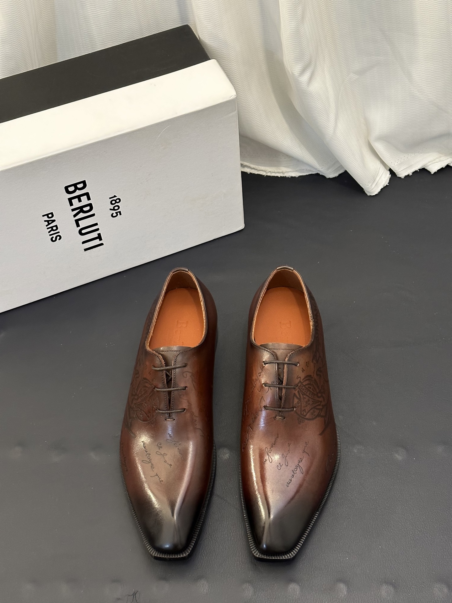 NO:852782,Berluti/Bruti's new men's polished leather loafers, embossed crocodile leather textured cowhide formal leather shoes!  High quality and stable, ready for shipment!  Selection of high-quality cowhide leather uppers, hand-rubbing process, fine leather texture and color-rubbing process, beautiful color, uniform leather holes, soft leather and excellent toughness. Exquisite geometric tailoring, classic British style loafers.  Full calfskin lining, gold-labeled logo foot pad details, suede-lined heel, comfortable walking and full foot experience. Imported genuine leather outsole bottom layer, sewing process with semi-Goodyear cold bonding technology, rubber bottom sheet composite details at the heel, anti-slip and stable, perfect comfort. High-quality light luxury men's shoes. Highly recommended for banquets, dinner parties, weddings, workplaces, versatile British-style exclusive slip-on loafers, with a full set of packaging?  Size 39-40-41-42-43-44 (38.45.46 can be customized) Leather shoe size, loafers, cowhide, crocodile skin, Leather soles19860909Berluti/布鲁提 新款男士擦色皮革乐福鞋鞋,压纹鳄鱼皮纹路牛皮正装皮鞋！ 高品稳定 现货出货！ 甄选优质牛皮鞋面 手工擦色工艺 皮料质感细腻 擦色工艺处理 色泽靓丽 皮孔均匀 皮质柔软且韧性极好. 几何精致剪裁,经典英伦风乐福鞋. 全小牛皮内里,金标logo垫脚细节,反绒皮内里后跟,行走舒适跟脚极致体验感拉满.进口真皮大底底层,缝制工艺半固特异冷粘技术,后跟处橡胶底片复合细节,防滑稳定,舒适度满分精品轻奢男鞋 强烈推荐入手,宴会,聚餐,婚礼,职场百搭英伦风专属一脚蹬乐福鞋,配全套包装？ 尺码39-40-41-42-43-44（可定制38.45.46）皮鞋尺码,,loafers,cowhide,crocodile skin,Leather soles,Men's shoes