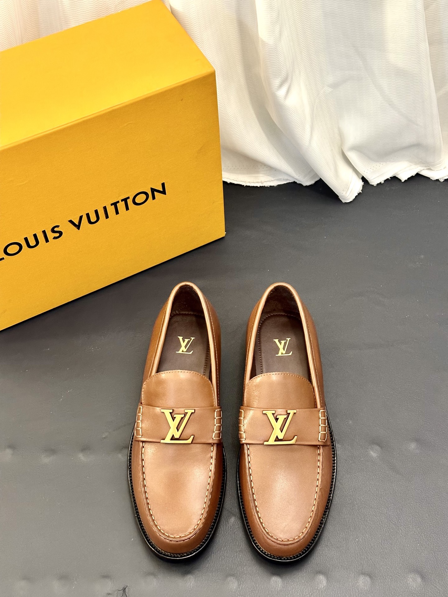 NO:853837,L.v~ High-end men's formal casual leather shoes, classic style, high-end atmosphere, made of imported cowhide, calfskin breathable lining, genuine leather outsole, top quality!  size39-44 (38.45.46 customized),,cowhide,Leather soles19860909L.v~高端男士正装休闲皮鞋,经典款,高端大气,进口牛皮打造,小牛皮透气内里,真皮大底,顶级品质！ size39-44（38.45.46定制）,,cowhide,Leather soles,Men's shoes