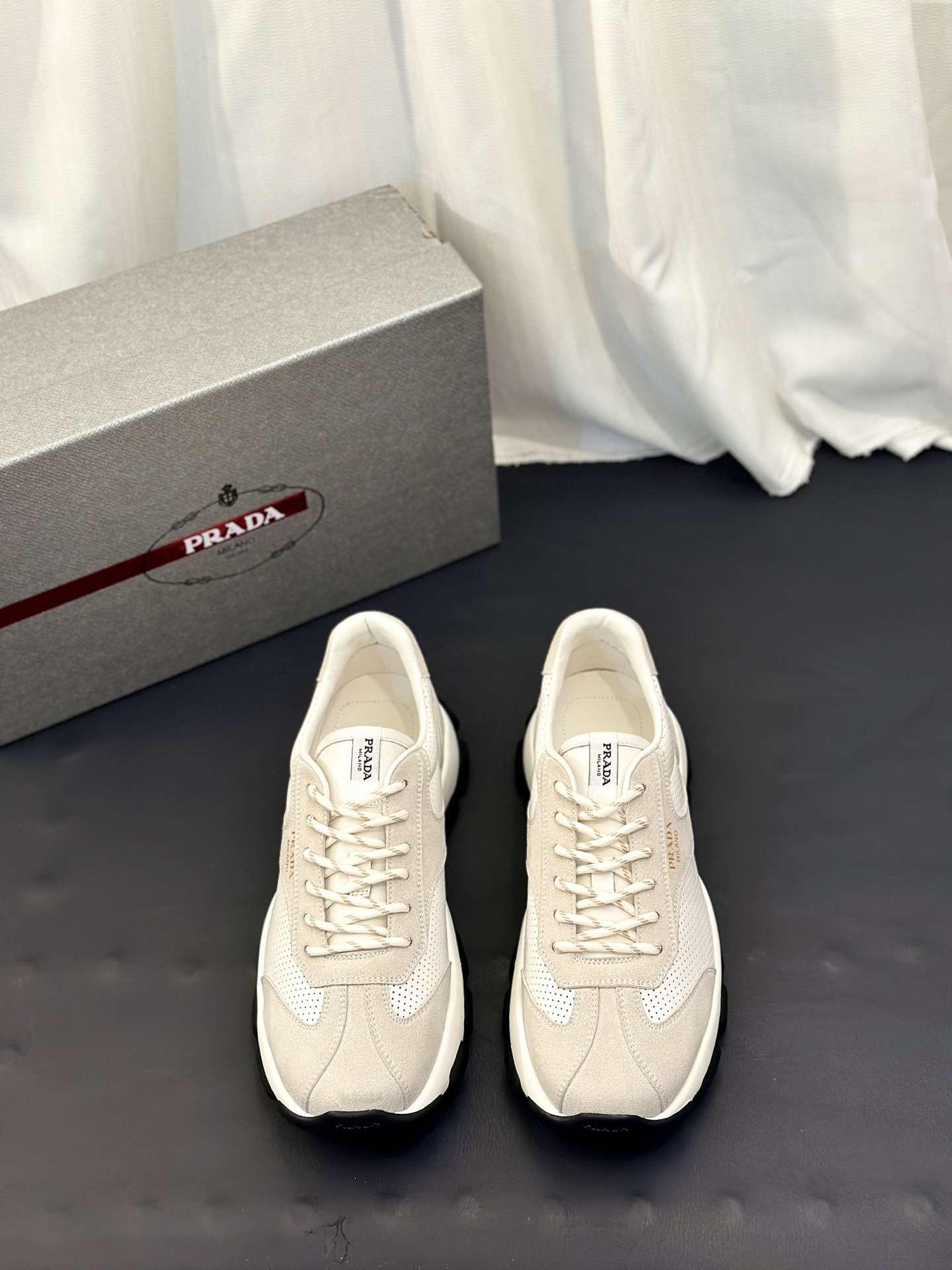 NO:854788,PRADA/Prada Montecarlo Re-Edition 2026 summer leather sneakers are shipped. This sneaker will be launched as Linea for the first time in 2026.  Launching as part of the Rossa collection, the latest model combines comfort in sophisticated and innovative designs. Featuring a sporty silhouette, the latest model returns with a soft suede calfskin and textile mesh upper with visible top-stitching that echoes the dynamic lines of the original model. Inspired by  Inspired by driving shoes, the lightweight, flexible leather-covered insole is paired with a rubber deconstructed sole, giving the sneakers a light appearance and smooth aesthetic. The tongue is decorated with a hot stamping logo, and the water-dyed cowhide lining is equipped with gold-labeled cowhide foot pads, making the upper foot light, comfortable and breathable!  Comes with full set of original packaging dust bag!  Size 39-40-41-42-43-44 standard leather shoe size (45 can be customized and non-returnable), prada, prada, sneakers, cowhide19860909PRADA/普拉达 Montecarlo Re-Edition 2026夏季皮革运动鞋出货 这款运动鞋于2026年首次作为Linea Rossa系列的一部分推出,在精致创新的设计中结合了舒适性.最新款式采用运动风格,以柔软绒面牛皮革和织物网眼鞋面回归,搭配可见的顶线缝合,呼应原始款式的动感线条.受驾驶鞋启发,轻便柔韧灵活的皮革包覆内底搭配橡胶解构鞋底,赋予运动鞋轻盈的外观和流畅的美感.鞋舌烫金logo徽标装饰,水染牛皮内里配以金标牛皮垫脚,上脚轻便舒适透气！配全套原包装防尘袋！ 尺码39-40-41-42-43-44 标准皮鞋码（45可定做不退换）,,prada,prada,sneakers,cowhide,Men's shoes