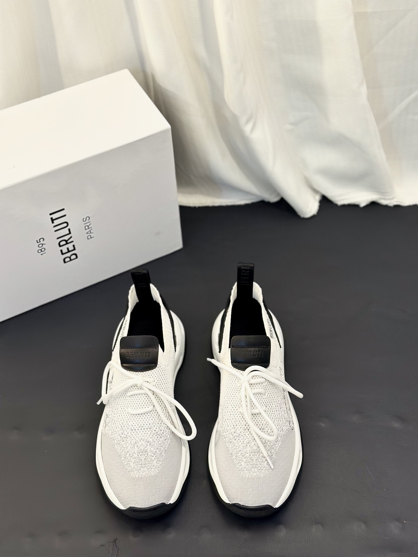 NO:885863,Berlut/Berlut* Shadow sports shoes are the brand's first knitted sports shoes. They are made of lightweight and extremely tough knitted fabric. Two-color high-density fly weaving. Matched with calfskin hand-rubbing technology. The three-dimensional B-shaped embroidery method on the outer waist is different from ordinary computer embroidery in the market. The original embroidery is full and has a strong concave and convex three-dimensional effect. Two-color PU lightweight soft sole size: 39-44 (customized at 38.45.46), sneakers, cowhide19860909布鲁提/Berlut* Shadow运动鞋履 作为品牌首款针织运动鞋履 鞋用轻盈且极富韧性的针织面料 双色高密度飞织 搭配小牛皮手工擦色工艺 外腰立体B字绣法 区别市场普通电脑一次绣成 原版刺绣饱满 凹凸立体感强 双色PU轻质软底 size :39-44码(38.45.46定做),,sneakers,cowhide,Men's shoes