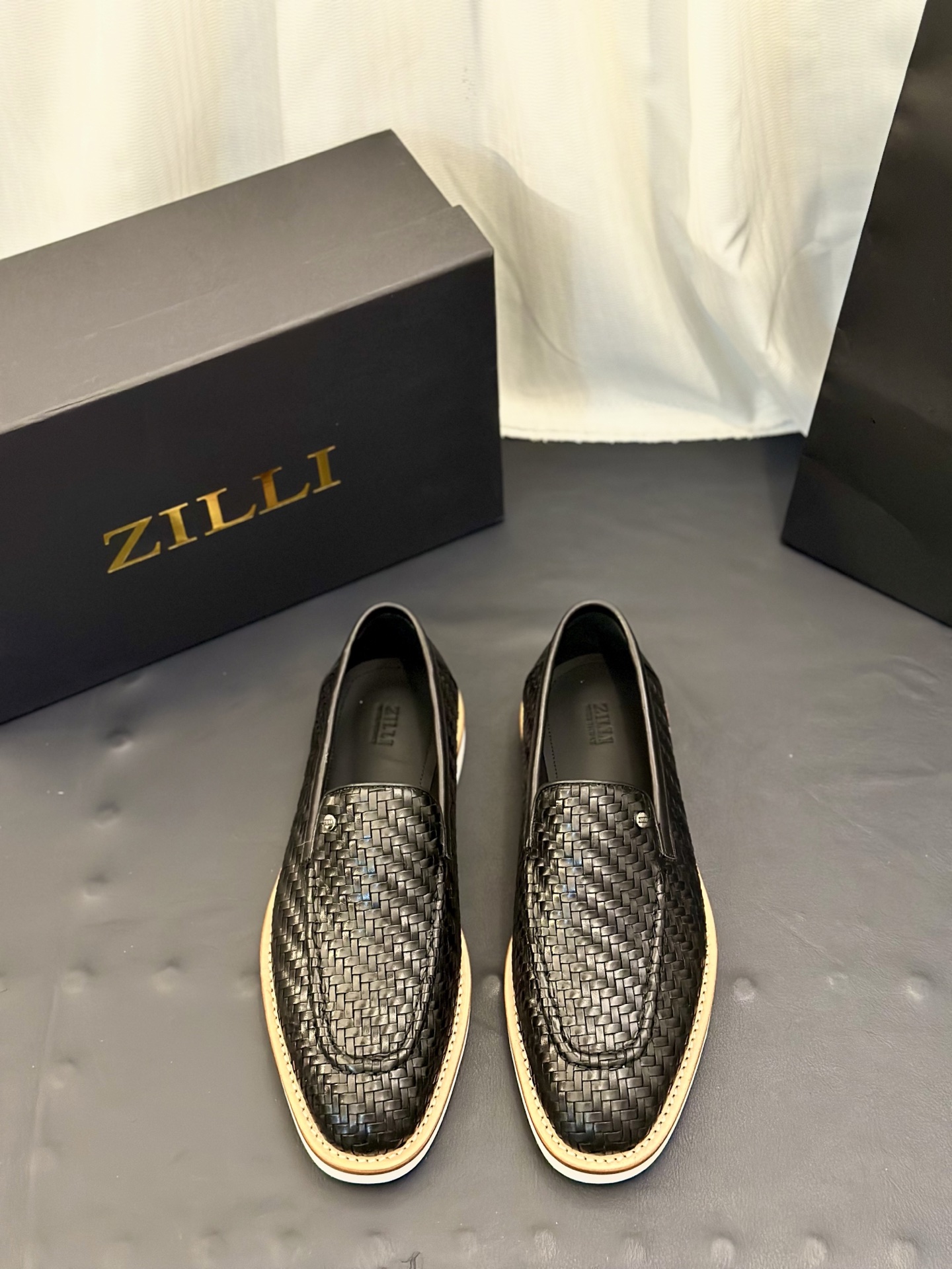 NO:888175,Zilli Italian men's handmade calfskin shoes are now available!  Each pair of shoes from this Italian handmade shoe brand has a simple and classic design, which is very comfortable and versatile!  It is not accurate to describe the Italian shoe brand Zilli as 'nouveau riche'. Although it is very young, its appearance and temperament are quite sophisticated, and it can even be said that it is well versed in the ways of the world. The upper material of this shoe is made of imported grained calfskin, and you can see very clear pores when you push it up from the back of the leather!  The inside is made of calf and will not slip or fade!  The outsole is made of foam, which is light and comfortable on the foot!  Genuine leather welt binding. Brand-specific mold-opening foot bed, exclusive private mold control, long-term availability!  Original box packaging, with shoe storage bag!  39 40 41 42 43 44 (45.46. customized),,cowhide19860909Zilli意大利男士手工小牛皮鞋出货！这个意大利纯手工鞋履品牌的每一双鞋设计简洁经典,上脚非常舒适百搭！ 用“新贵”来形容意大利鞋履品牌zilli,并不准确,尽管它很年轻,但呈现出的相貌和气质却相当老练,甚至可以说深谙世故之道. 此款鞋面面料采用进囗粒面摔纹小牛皮,从皮料反面顶起来会看到很清晰的毛孔！内里进囗小牛里,不打滑,不掉色！大底采用发泡底上脚轻便舒适！真皮沿条包边.品牌专用开模脚床,独家私模可控,长期有货！原盒包装,配鞋履收纳袋！39 40 41 42 43 44（45.46. 定制）,,cowhide,Men's shoes