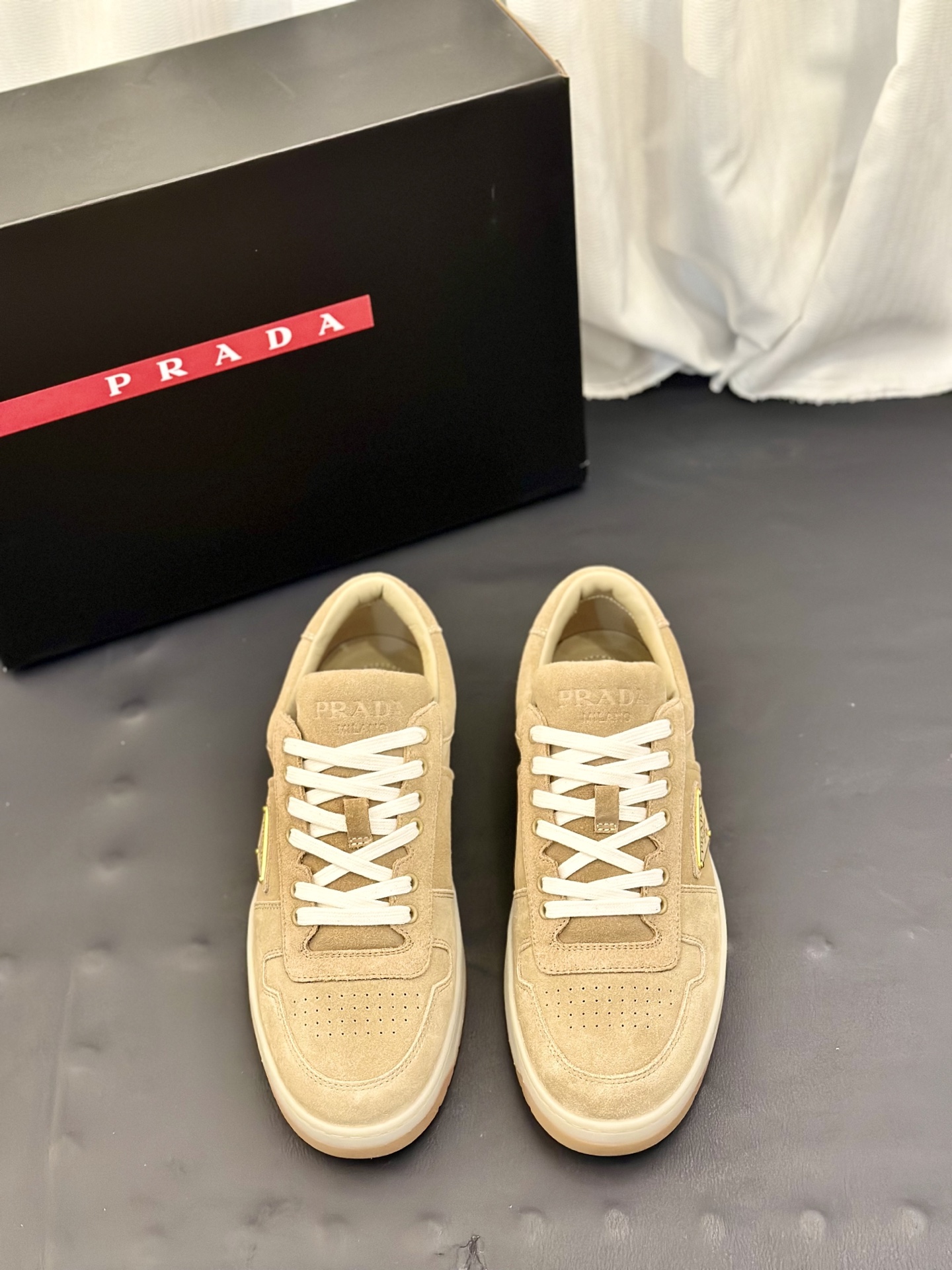 NO:898829,P's classic sneakers are sporty, practical and modern, with a comfortable sole. Reinterpretation of the classic model Prax, decorated with Prada logo and logo laces, enameled eyelets on the upper, enameled triangle metal logo on the upper, Prada on the tongue, Milano embossed logo lightweight sole with embossing. 30 mm sole Size 39-45,, prada, sneakers19860909P家经典运动鞋充满运动活力,实用而现代,搭配舒适的鞋底.重新诠释经典款型Prax,饰以Prada徽标带徽标鞋带,鞋面饰有涂珐琅孔眼,鞋面饰有涂珐琅三角形金属徽标,鞋舌饰有Prada,Milano压花徽标轻质鞋底带有凹凸纹.30毫米鞋底 码数39-45,,prada,sneakers,Men's shoes
