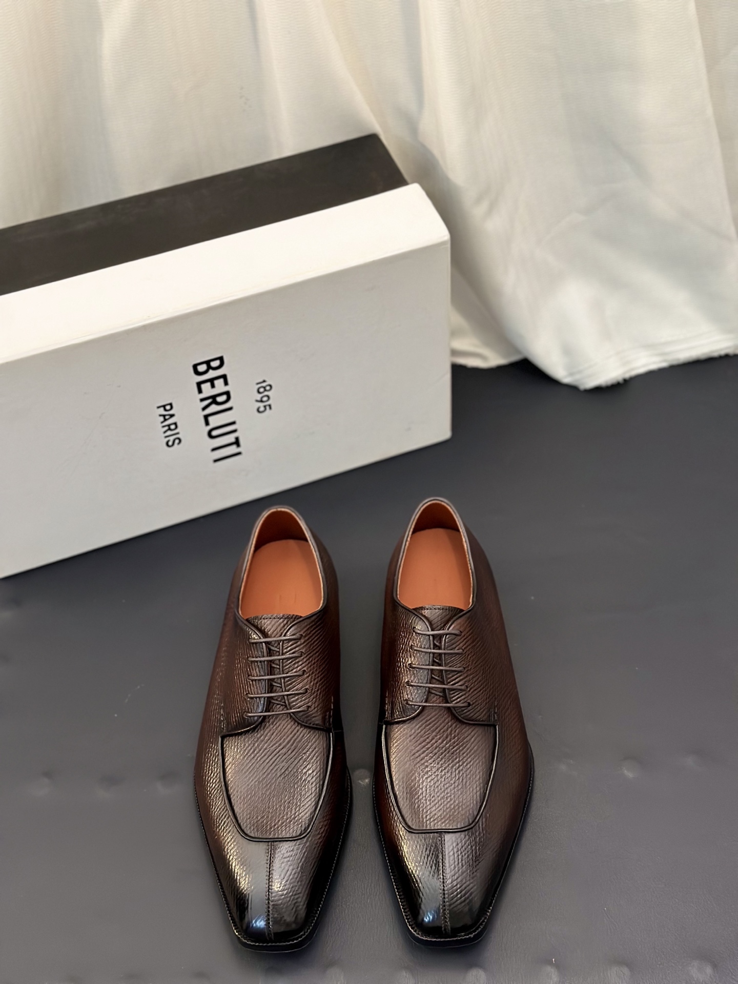 NO:955137,Berluti/Bruti's new men's color-polished leather loafers are a light, luxurious and versatile formal leather shoe!  High quality and stable, ready for shipment!  Selection of high-quality cowhide leather uppers, hand-rubbing process, fine leather texture and color-rubbing process, beautiful color, uniform leather holes, soft leather and excellent toughness. Exquisite geometric tailoring, classic British style loafers.  Full calfskin lining, gold-labeled logo foot pad details, suede-lined heel, comfortable walking and full-feeling experience. Imported genuine leather outsole bottom, semi-Goodyear cold-bonded sewing technology, rubber bottom composite details at the heel, non-slip and stable, perfect comfort. High-quality light luxury men's shoes. Highly recommended for banquets, dinner parties, weddings, workplaces, versatile British-style exclusive slip-on loafers, with full package!  Size 39-40-41-42-43-44 (can be customized to 38.45.46) leather shoe size, loafers, cowhide, Leather soles19860909Berluti/布鲁提 新款男士擦色皮革乐福鞋,一脚蹬轻奢百搭正装皮鞋！ 高品稳定 现货出货！ 甄选优质牛皮鞋面 手工擦色工艺 皮料质感细腻 擦色工艺处理 色泽靓丽 皮孔均匀 皮质柔软且韧性极好. 几何精致剪裁,经典英伦风乐福鞋. 全小牛皮内里,金标logo垫脚细节,反绒皮内里后跟,行走舒适跟脚极致体验感拉满.进口真皮大底底层,缝制工艺半固特异冷粘技术,后跟处橡胶底片复合细节,防滑稳定,舒适度满分精品轻奢男鞋 强烈推荐入手,宴会,聚餐,婚礼,职场百搭英伦风专属一脚蹬乐福鞋,配全套包装！ 尺码39-40-41-42-43-44（可定制38.45.46）皮鞋尺码,,loafers,cowhide,Leather soles,Men's shoes