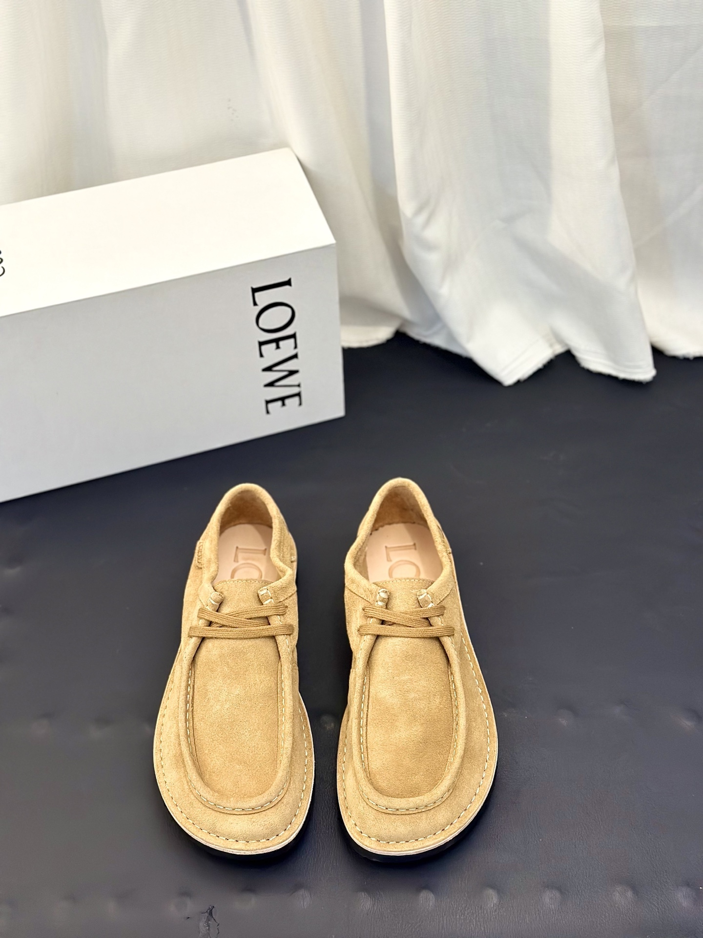NO:956618,Loewe's Loewe Campo men's loafers feature cow leather uppers, wear-resistant velvet foam outsole, and LOEWE's iconic asymmetrical round toe shape. Key details include a high upper and hand-stitched stitching. Loewe's new Campo shoes from the show continue the brand designer Jonathan Anderson's consistent playful color, with a cute and interesting round toe paired with retro-style carved details, full of design.  size39-44 (45.46 customized),,loewe,loewe,loafers,cowhide19860909罗意威LoeweCampo男士乐福鞋 鞋面采用牛皮革、耐磨绒发泡大底、LOEWE 罗意威标志性不对称圆头造型.关键细节包括高鞋面和手工缝线.Loewe全新Campo鞋来自秀场延续品牌设计师Jonathan Anderson一贯的玩味主义色彩,以可爱有趣的圆形鞋头搭配极具复古风的雕花细节,设计感十足.  size39-44（45.46定制）,,loewe,loewe,loafers,cowhide,Men's shoes