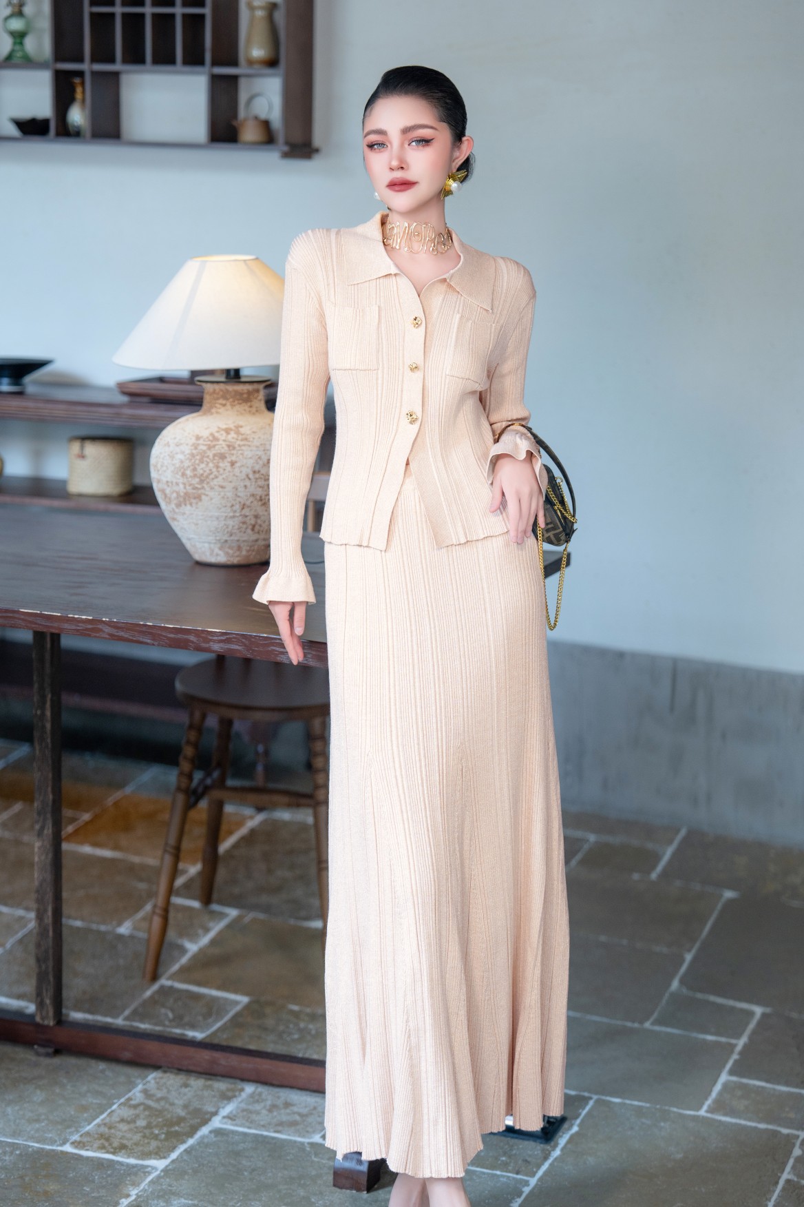 P702 Women’s Suit Support: Bullet-Knit Metal Top with Fish Tail Skirt in Almond and Black - 图片 2