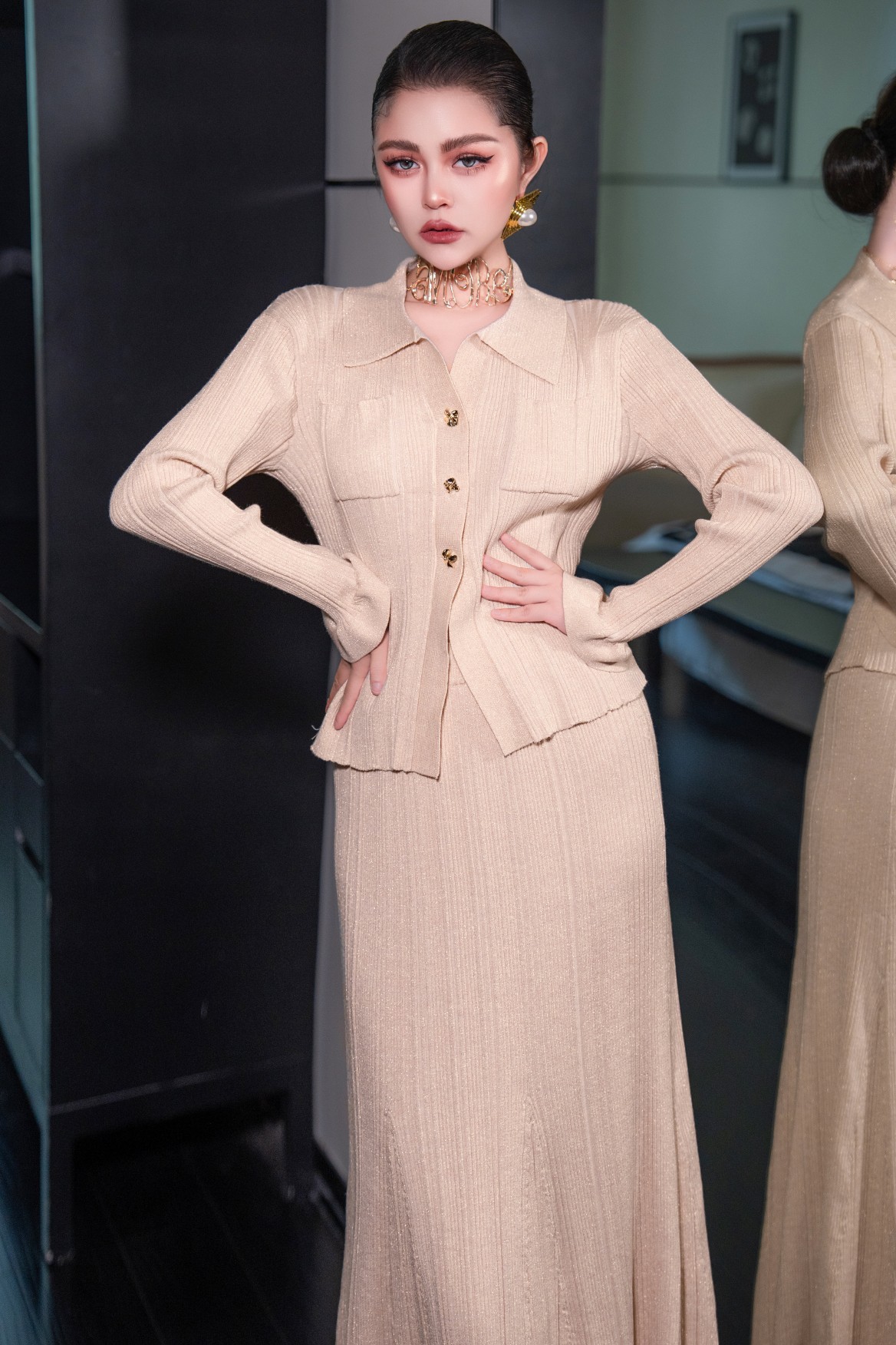 P702 Women’s Suit Support: Bullet-Knit Metal Top with Fish Tail Skirt in Almond and Black - 图片 5