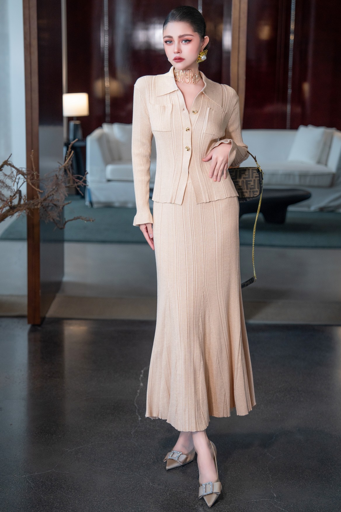 P702 Women’s Suit Support: Bullet-Knit Metal Top with Fish Tail Skirt in Almond and Black - 图片 3