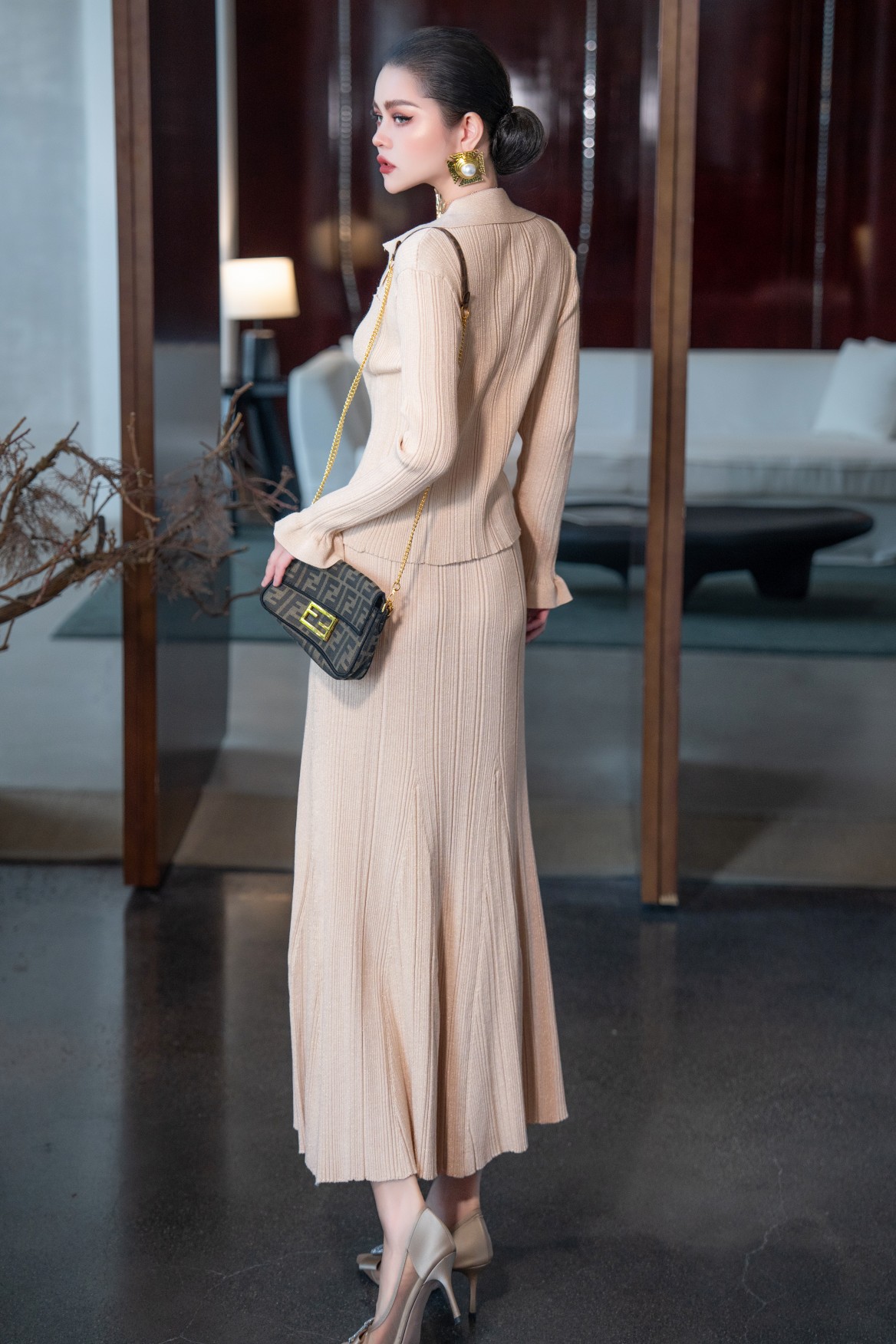 P702 Women’s Suit Support: Bullet-Knit Metal Top with Fish Tail Skirt in Almond and Black - 图片 9