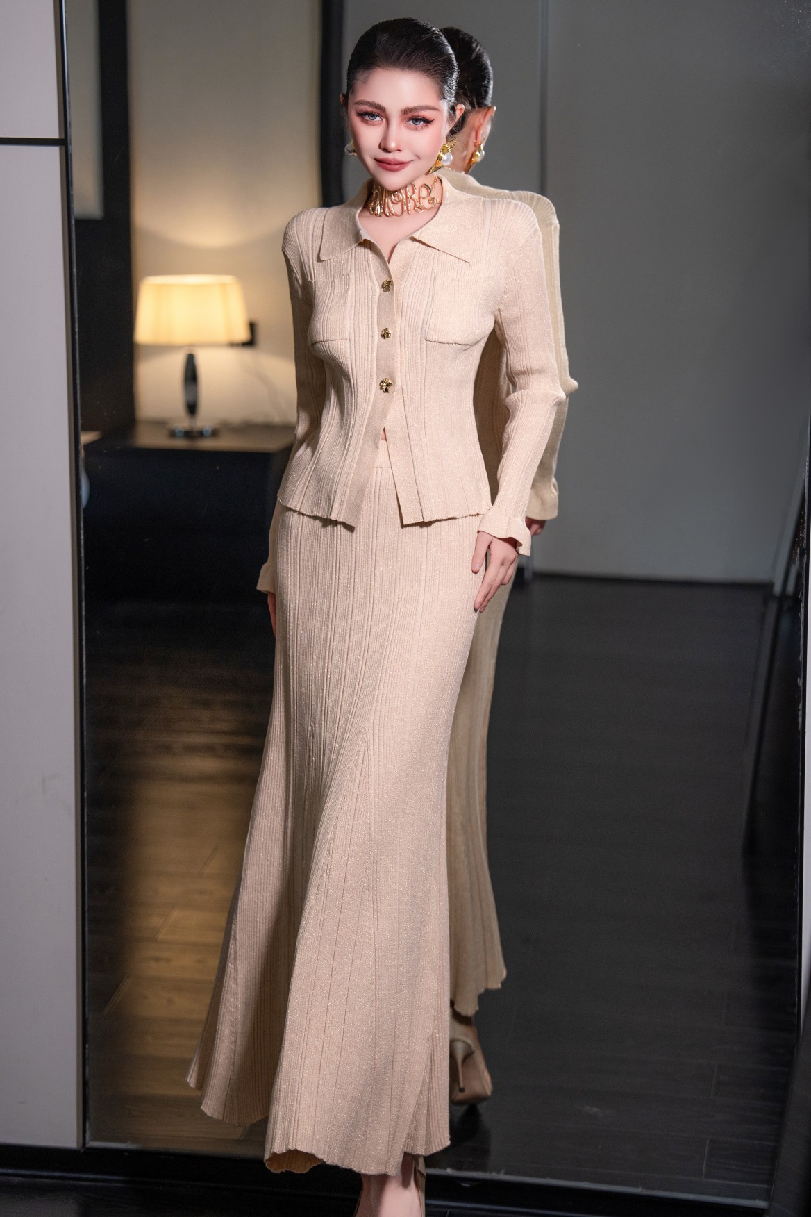 P702 Women’s Suit Support: Bullet-Knit Metal Top with Fish Tail Skirt in Almond and Black - 图片 8