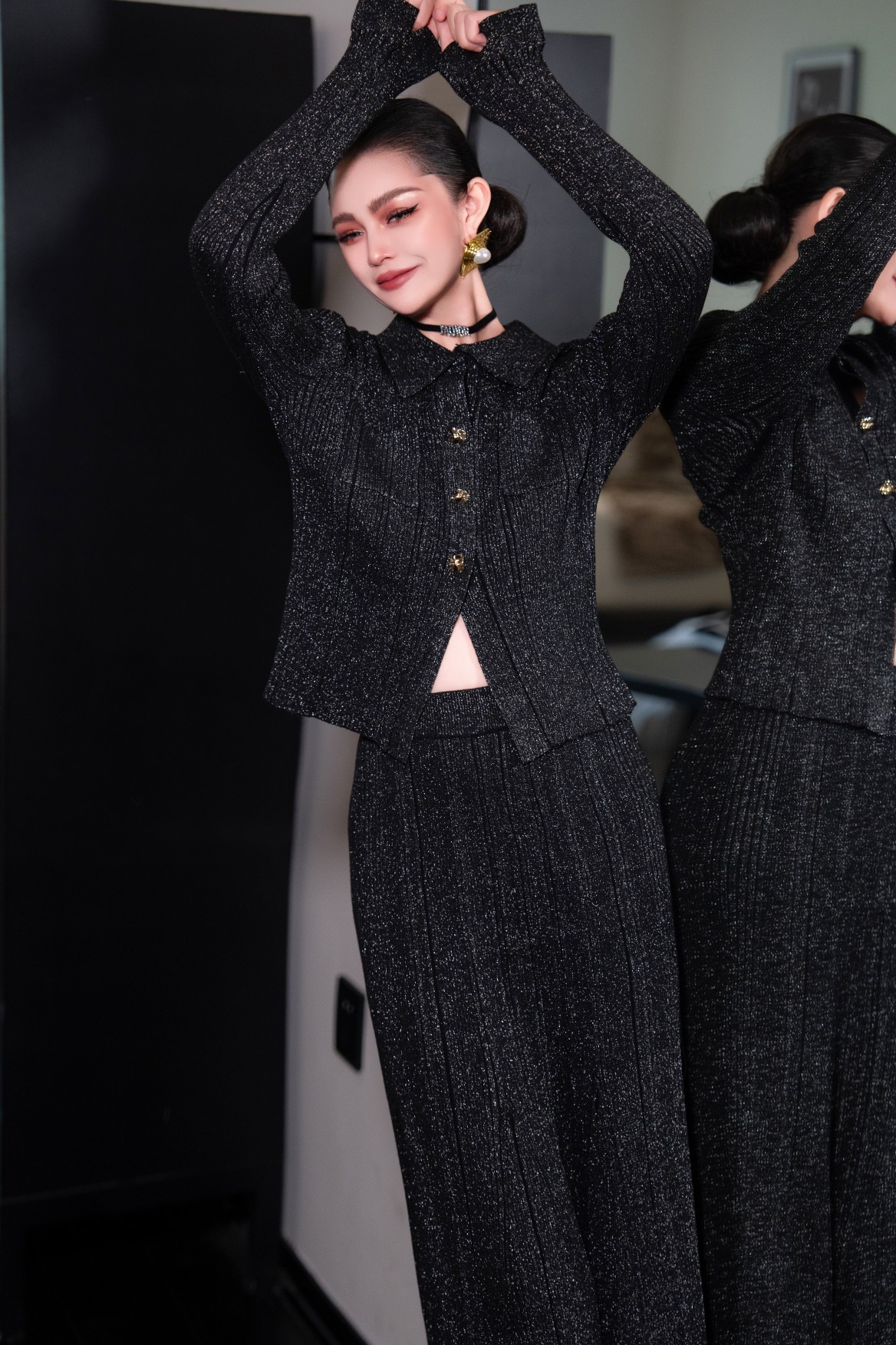 “Metal-Knit Women’s Suit with Fish Tail Skirt in Almond and Black, Various Sizes Available” - 图片 4