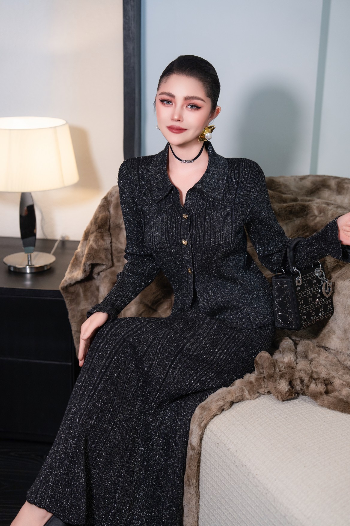 “Metal-Knit Women’s Suit with Fish Tail Skirt in Almond and Black, Various Sizes Available” - 图片 3