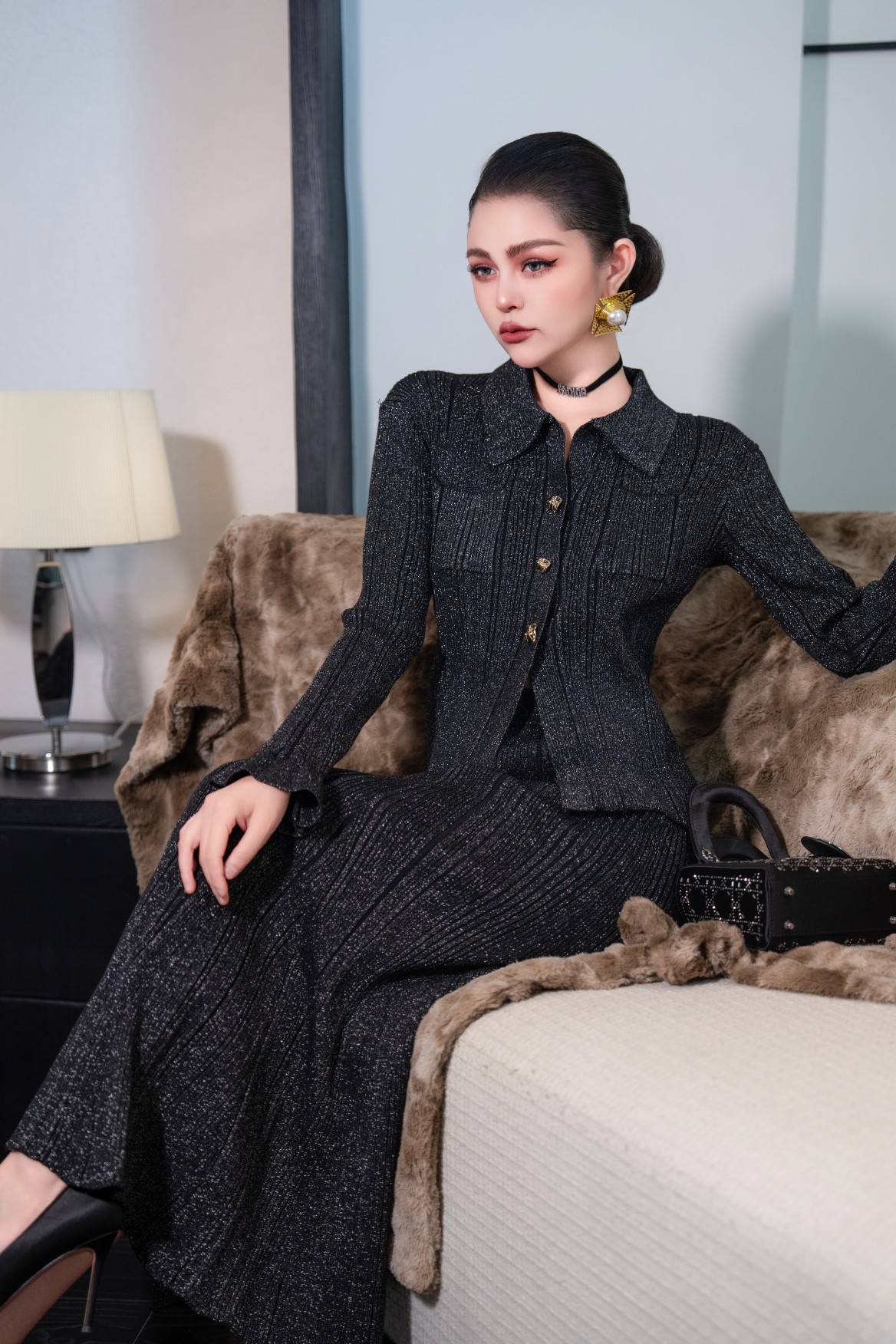 “Metal-Knit Women’s Suit with Fish Tail Skirt in Almond and Black, Various Sizes Available” - 图片 2