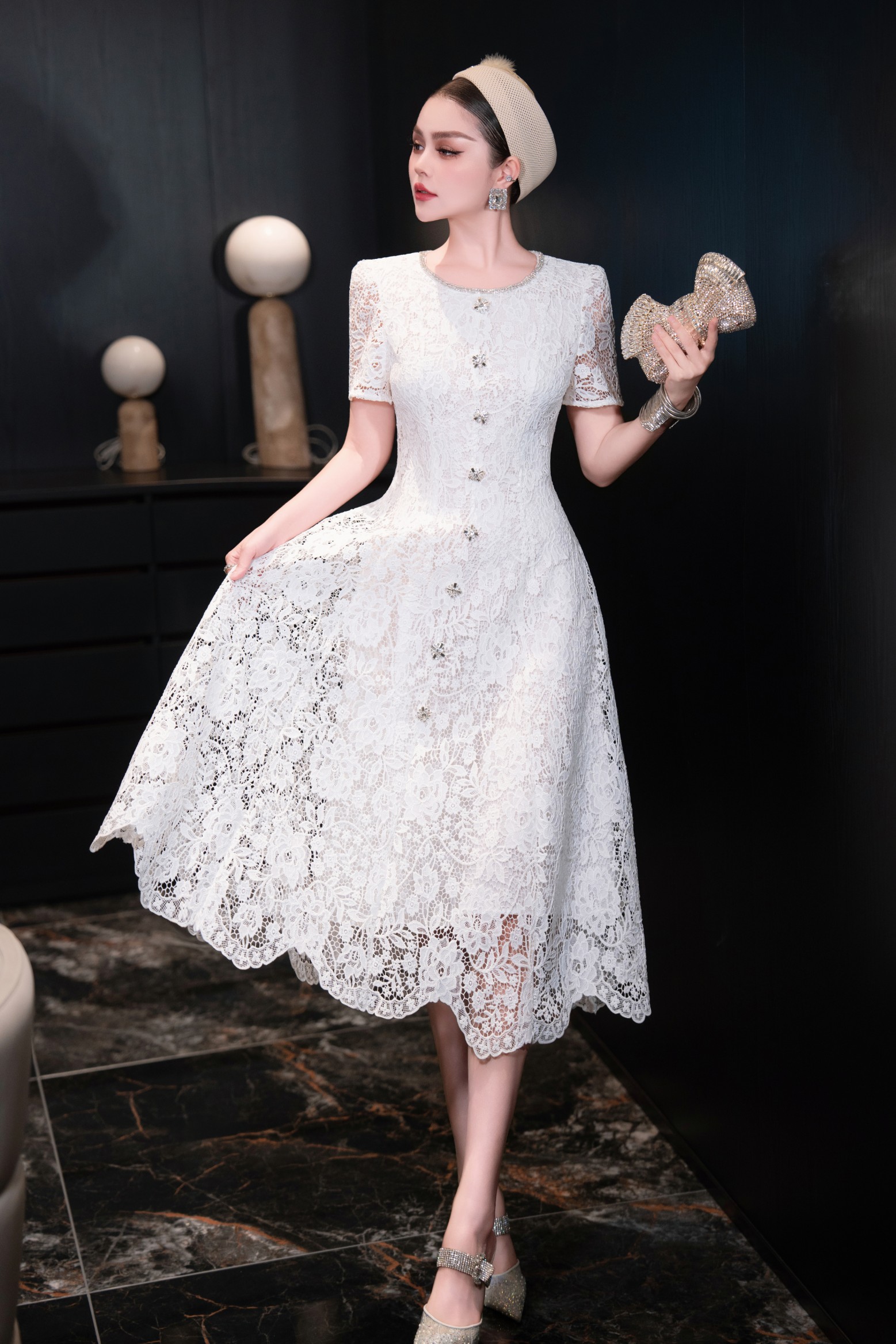 High-Quality Women’s Dress with Diamond Chain Decorations and Water Soluble Flowers - 图片 4