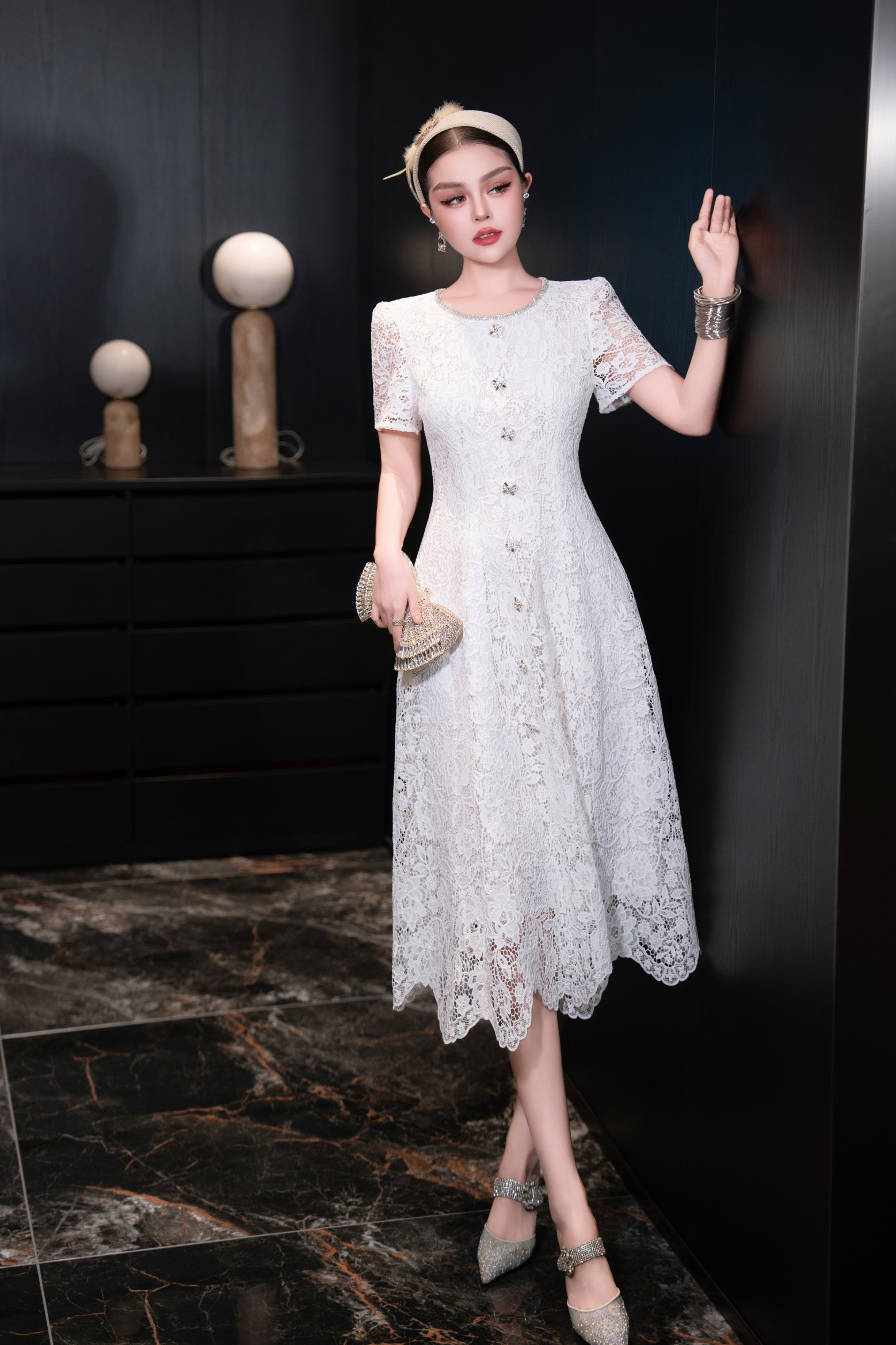 High-Quality Women’s Dress with Diamond Chain Decorations and Water Soluble Flowers - 图片 3