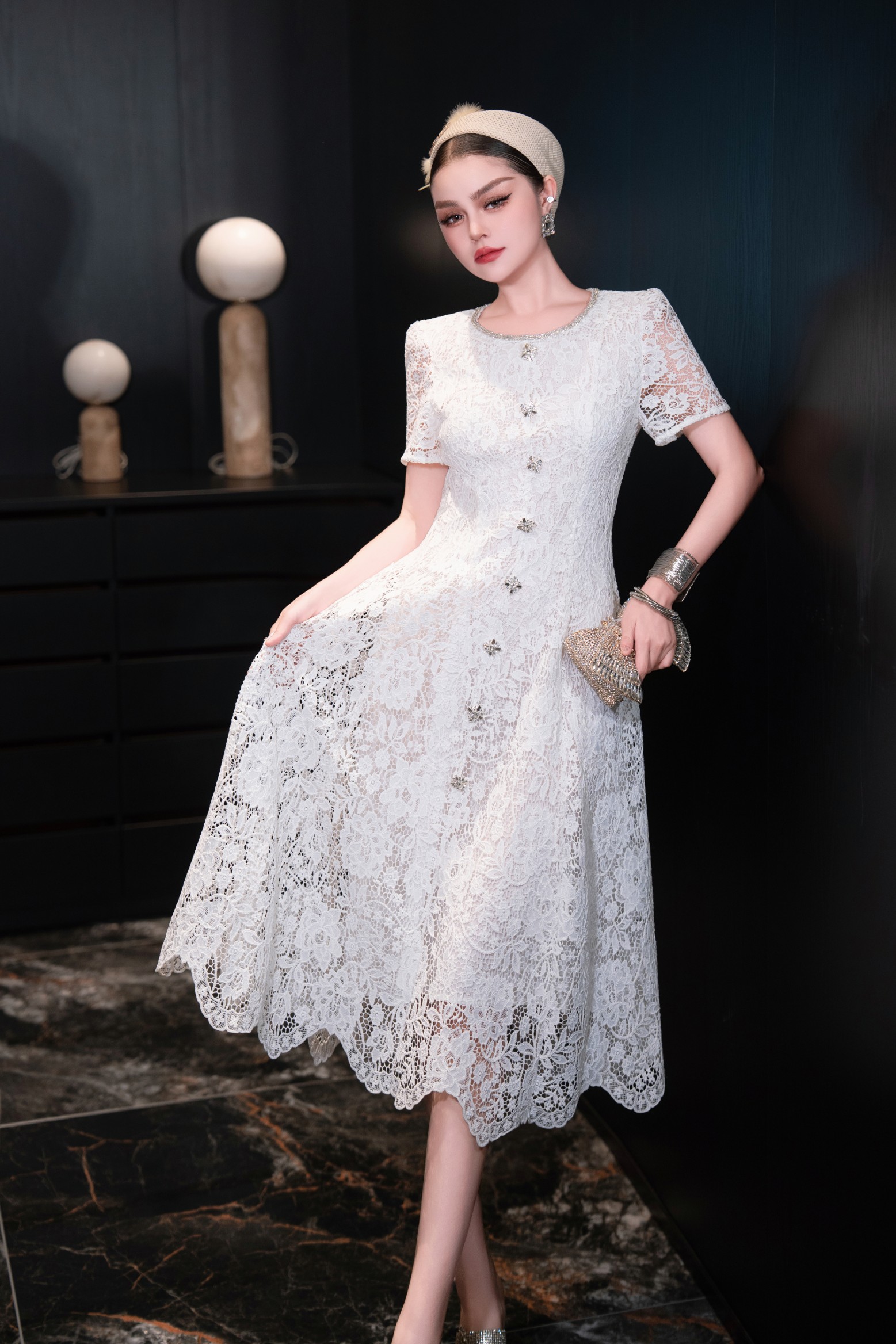 High-Quality Women’s Dress with Diamond Chain Decorations and Water Soluble Flowers - 图片 5