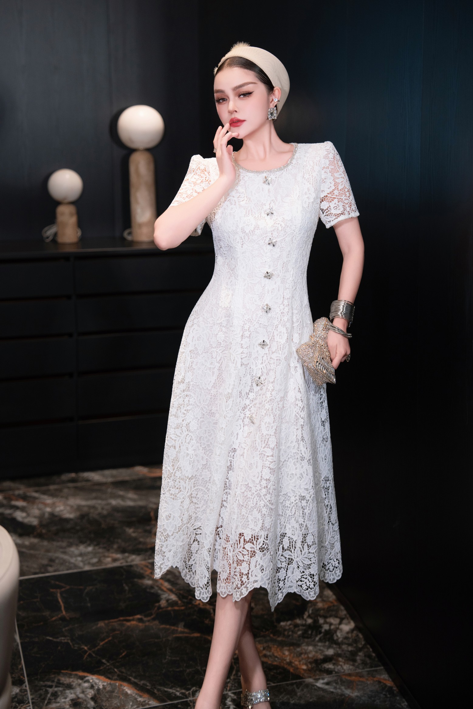 High-Quality Women’s Dress with Diamond Chain Decorations and Water Soluble Flowers - 图片 2