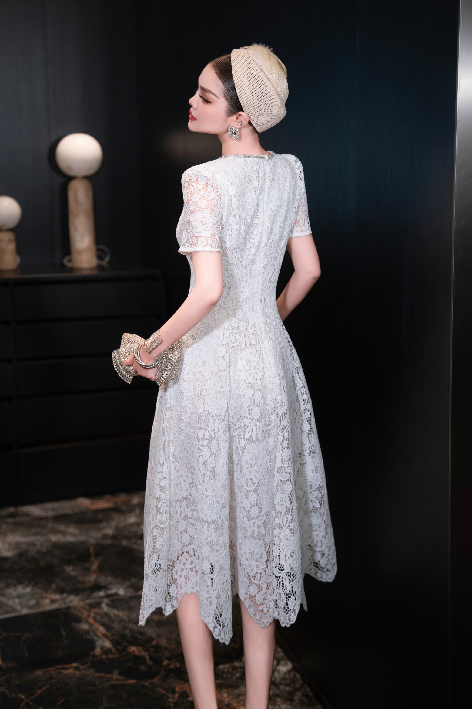High-Quality Women’s Dress with Diamond Chain Decorations and Water Soluble Flowers - 图片 7