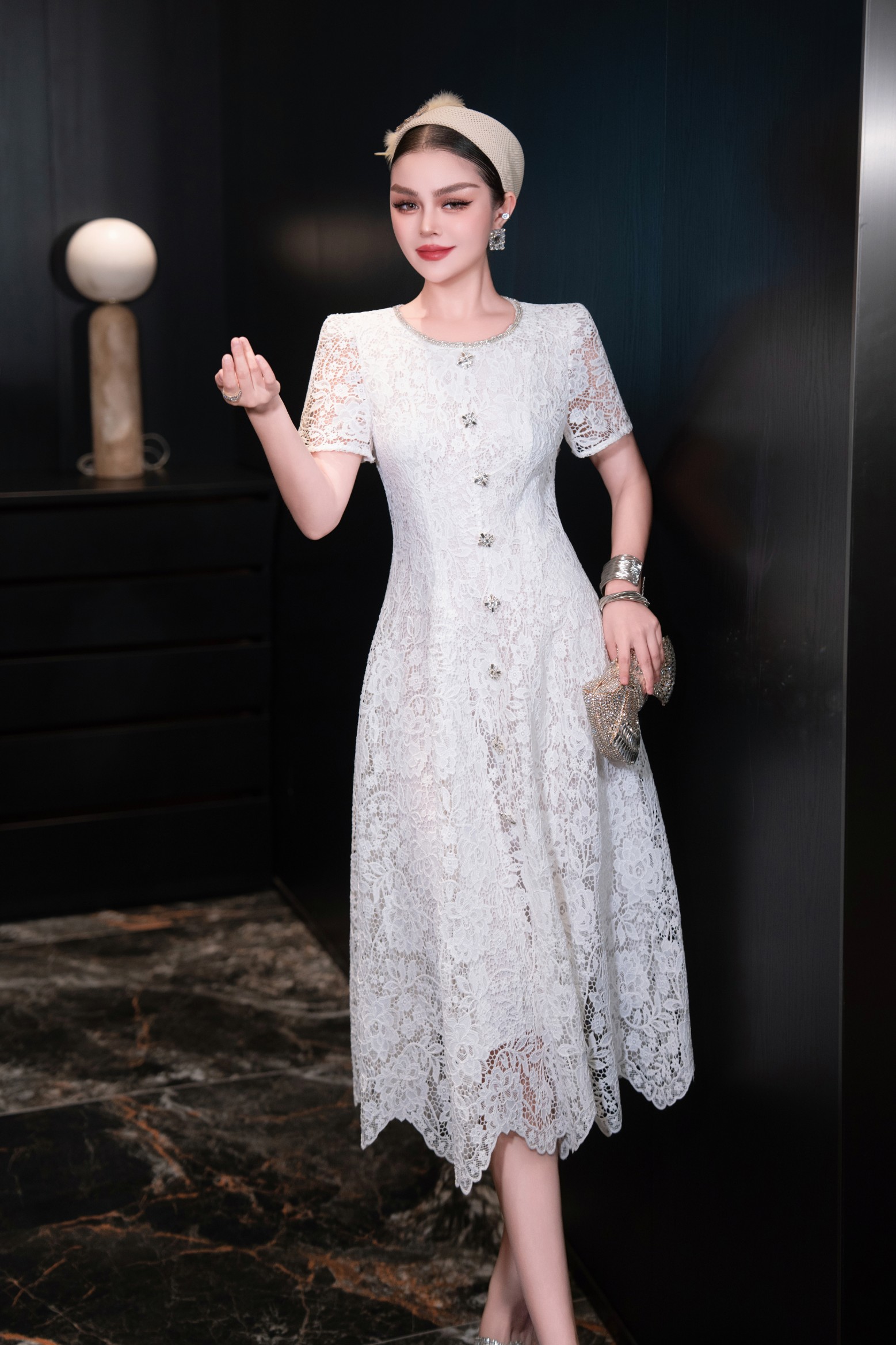 High-Quality Women’s Dress with Diamond Chain Decorations and Water Soluble Flowers - 图片 6