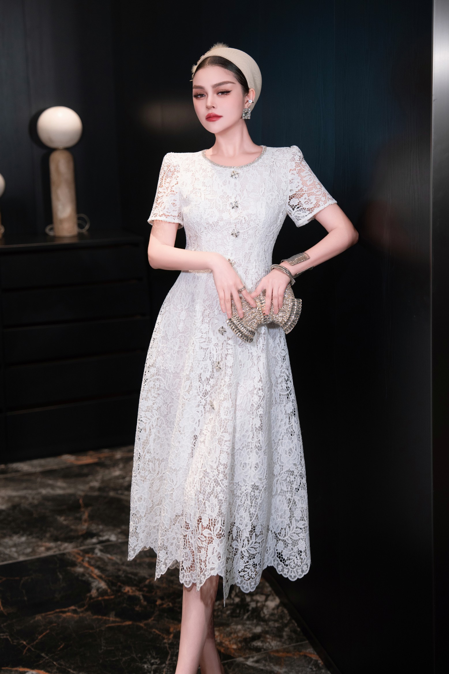 High-Quality Women’s Dress with Diamond Chain Decorations and Water Soluble Flowers - 图片 8
