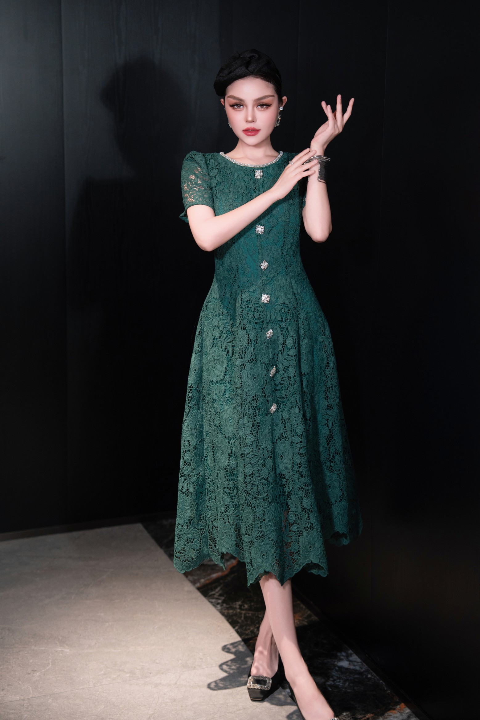 High-Quality Women’s Dress with Diamond Chain Decorations and Elegant Red Skirt - 图片 2
