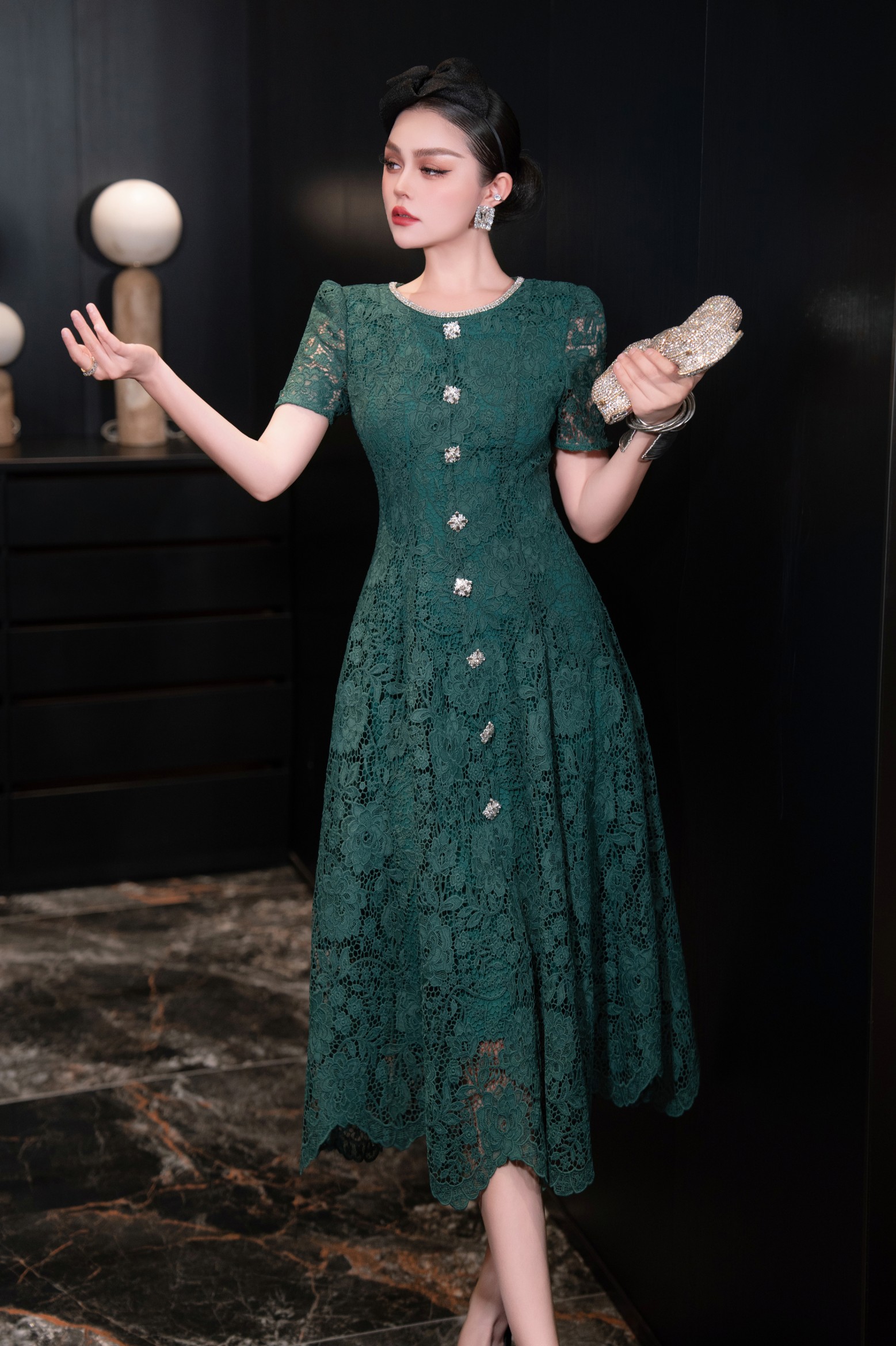 High-Quality Women’s Dress with Diamond Chain Decorations and Elegant Red Skirt - 图片 5