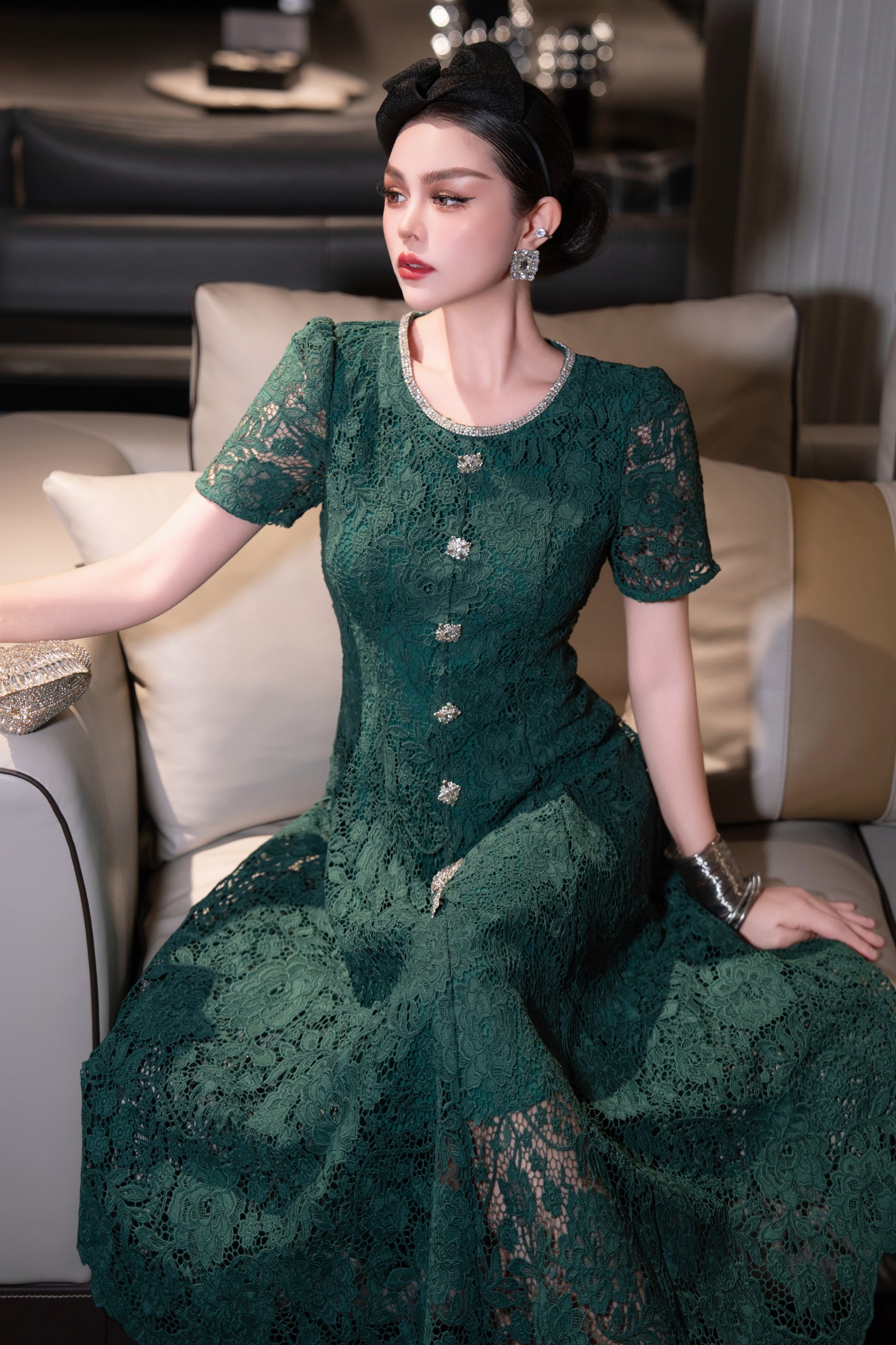 High-Quality Women’s Dress with Diamond Chain Decorations and Elegant Red Skirt - 图片 4