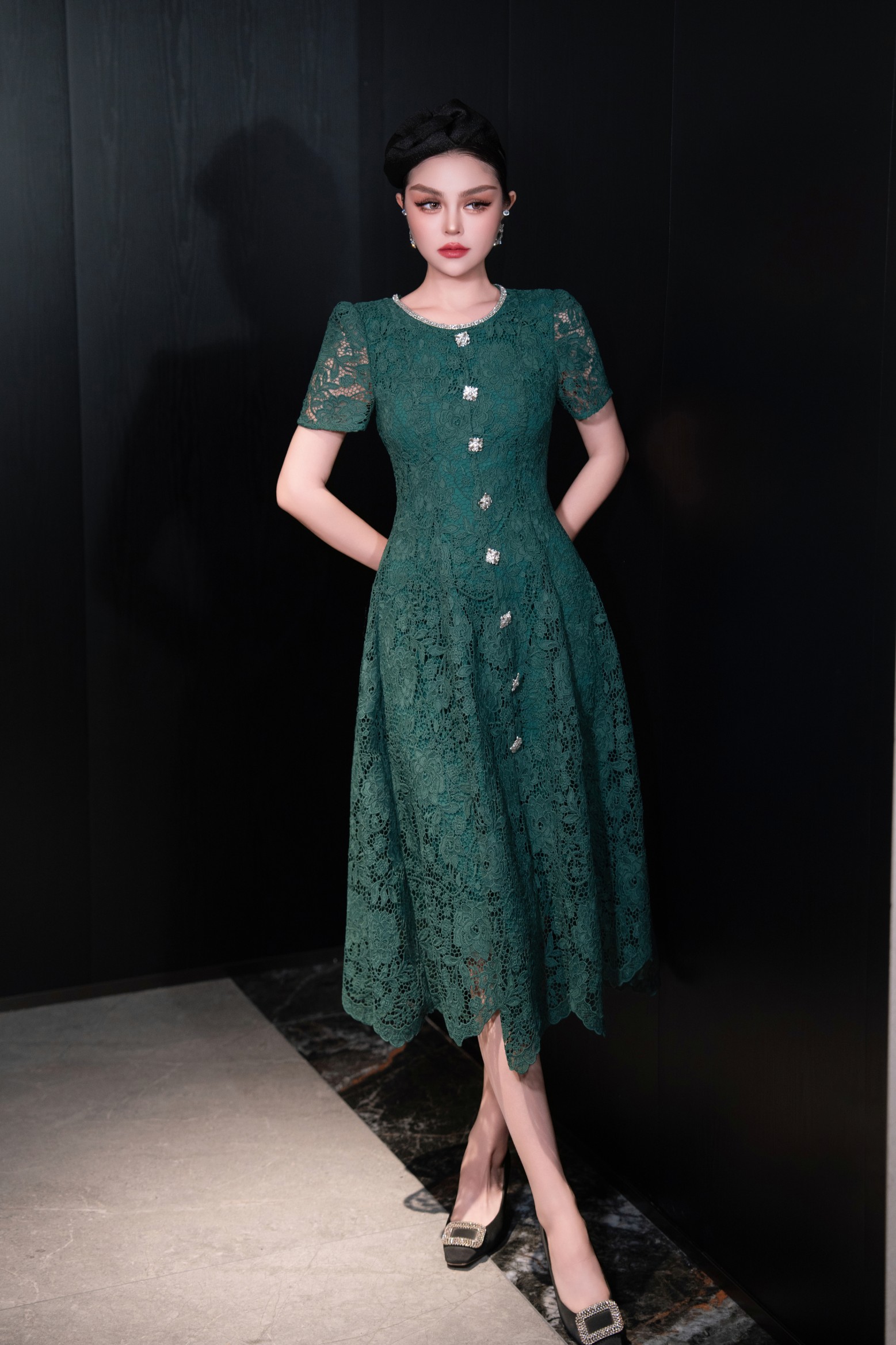 High-Quality Women’s Dress with Diamond Chain Decorations and Elegant Red Skirt - 图片 9