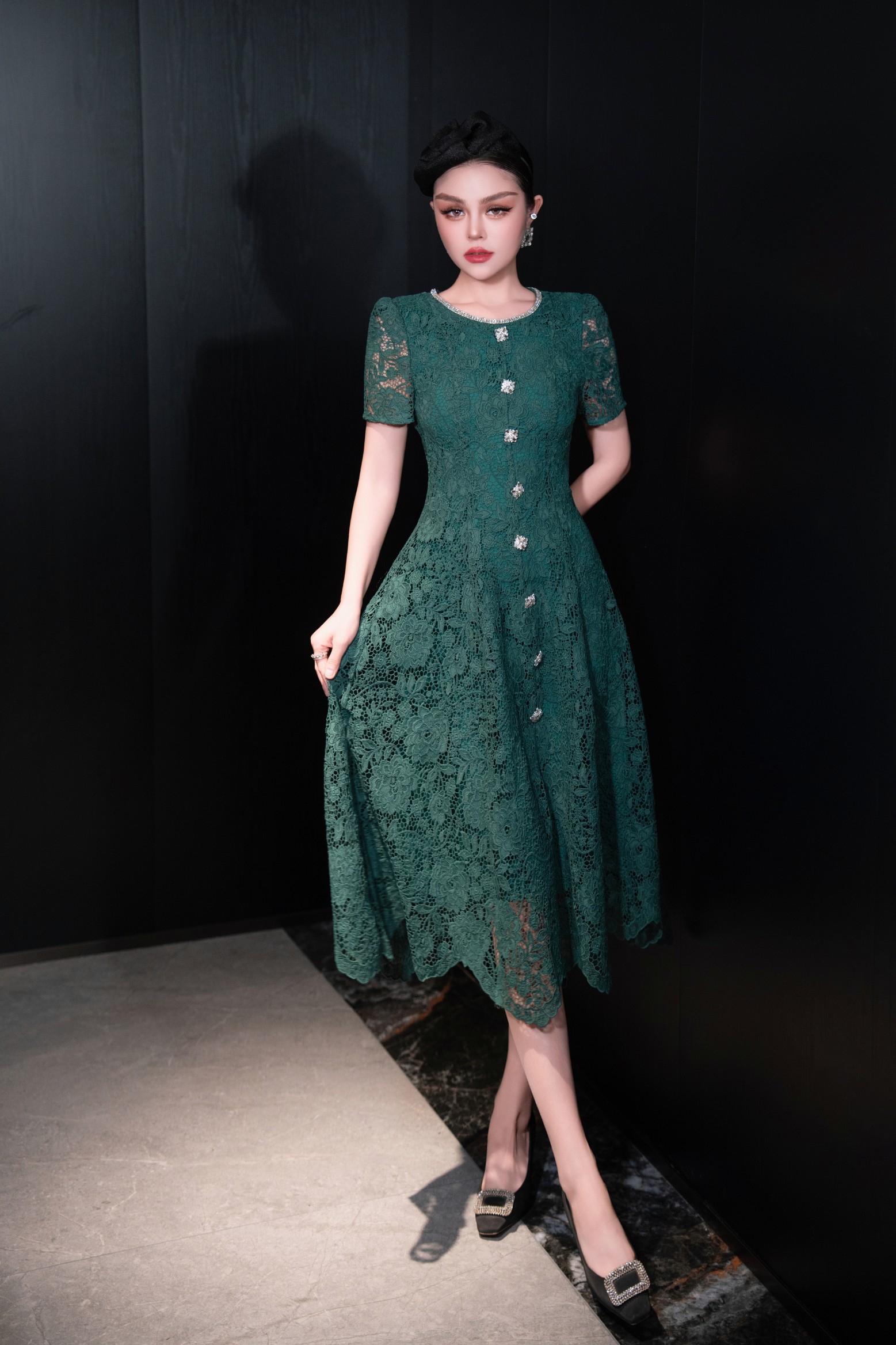 High-Quality Women’s Dress with Diamond Chain Decorations and Elegant Red Skirt - 图片 7