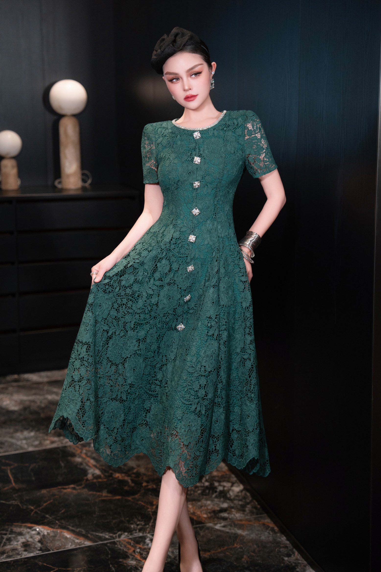 High-Quality Women’s Dress with Diamond Chain Decorations and Elegant Red Skirt - 图片 8