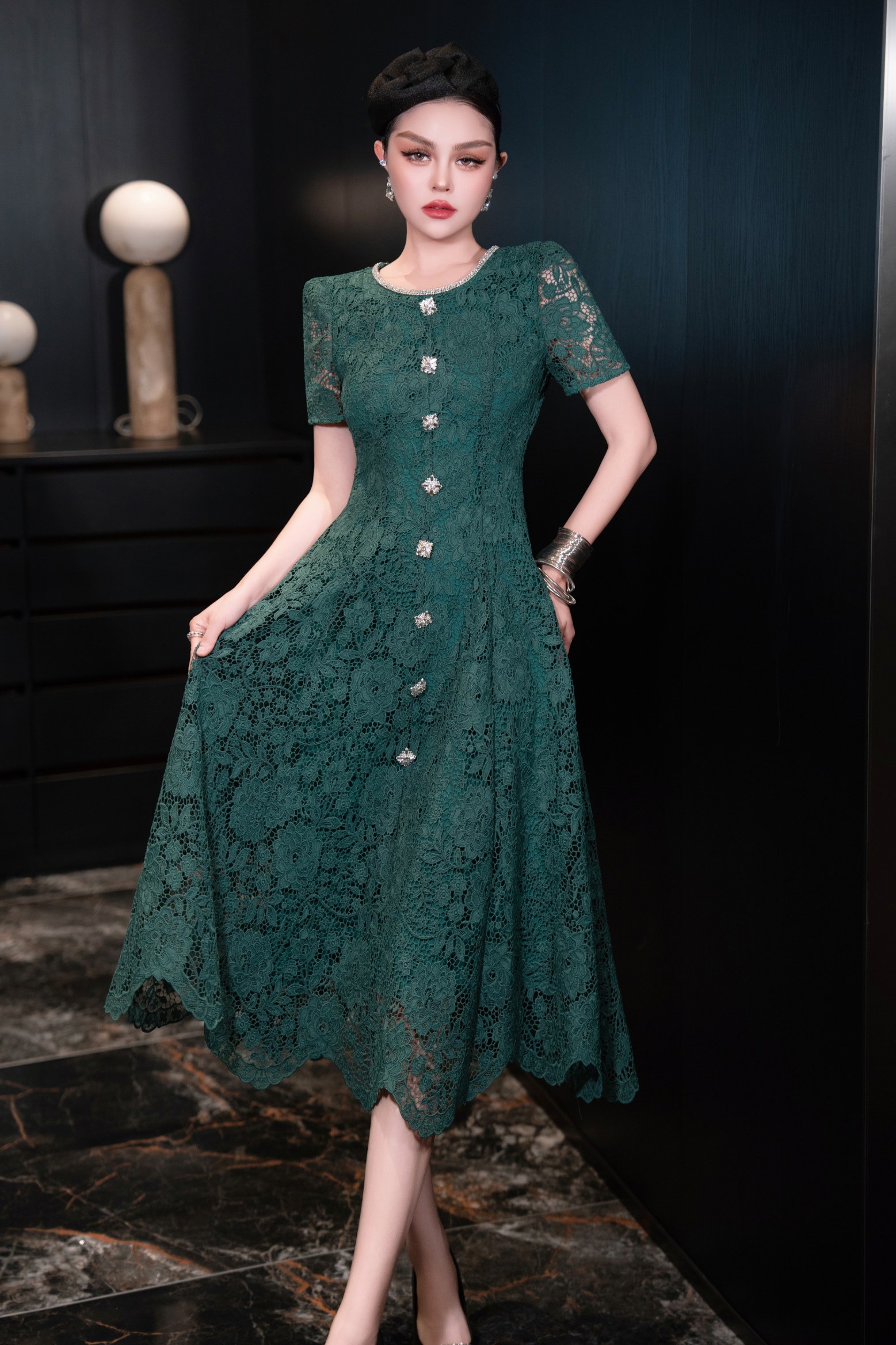 High-Quality Women’s Dress with Diamond Chain Decorations and Elegant Red Skirt - 图片 6