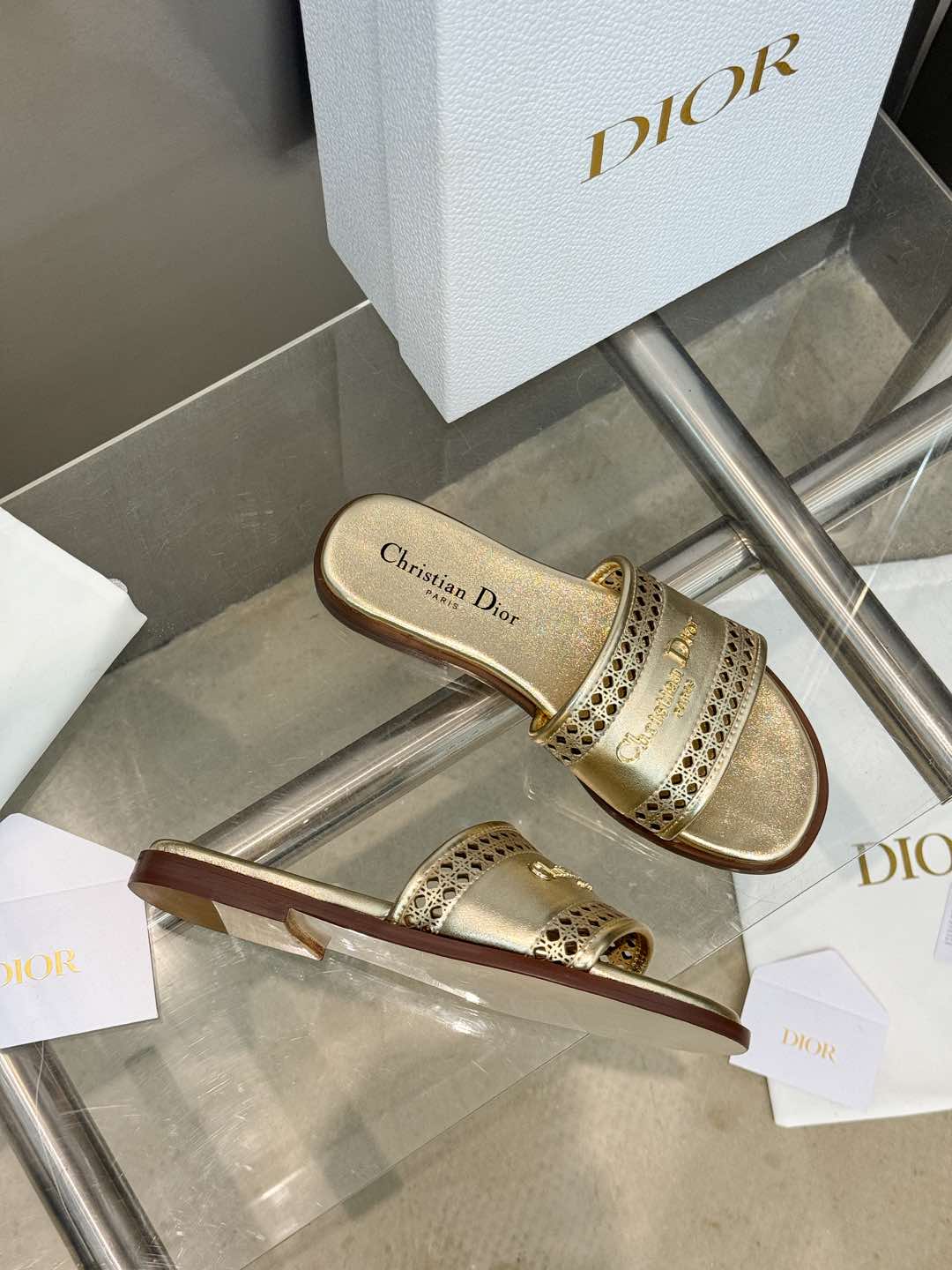 NO:164854,Dior Dior 2025 spring and summer new D-Lane jelly color hollow women's shoes CD letter logo hardware buckle flat sole round toe open-toe sandals, top-level version on the market, exclusive for sale Material: imported calfskin upper   water dyed sheepskin lining   Italian genuine leather outsole   original molded pure copper hardware buckle size34-42 (34.40.41.42. Custom made without return or replacement), slippers, dior, dior, slippers, cowhide, sheepskin, Leather soles19860909迪奥 Dior 2025 春夏新款 D-Lane 果冻色镂空女鞋 CD字母logo五金扣平底圆头露趾凉拖鞋 市面顶级版本 独家发售 材质:鞋面进口小牛皮 水染羊皮内里 意大利真皮大底 原版开模纯铜五金扣 size34-42（34.40.41.42.定做不退不换）,拖鞋,dior,dior,slippers,cowhide,sheepskin,Leather soles,Women's Shoes