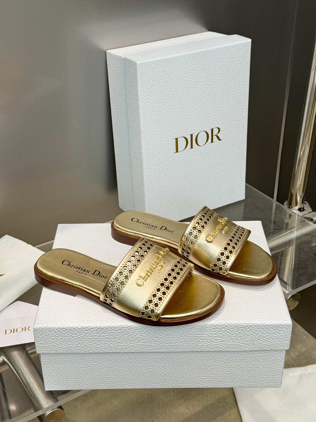 NO:129847,Dior Dior 2025 spring and summer new D-Lane jelly color hollow women's shoes CD letter logo hardware buckle flat sole round toe open-toe sandals, top-level version on the market, exclusive for sale Material: imported calfskin upper   water-dyed sheepskin lining   Italian leather outsole   original molded pure copper hardware buckle size34-43 (34.40.41.42. Custom made without return or replacement), slippers, dior, dior, slippers, cowhide, sheepskin, Leather soles19860909迪奥 Dior 2025 春夏新款 D-Lane 果冻色镂空女鞋 CD字母logo五金扣平底圆头露趾凉拖鞋 市面顶级版本 独家发售 材质:鞋面进口小牛皮 水染羊皮内里 意大利真皮大底 原版开模纯铜五金扣 size34-43（34.40.41.42.定做不退不换）,拖鞋,dior,dior,slippers,cowhide,sheepskin,Leather soles,Women's Shoes