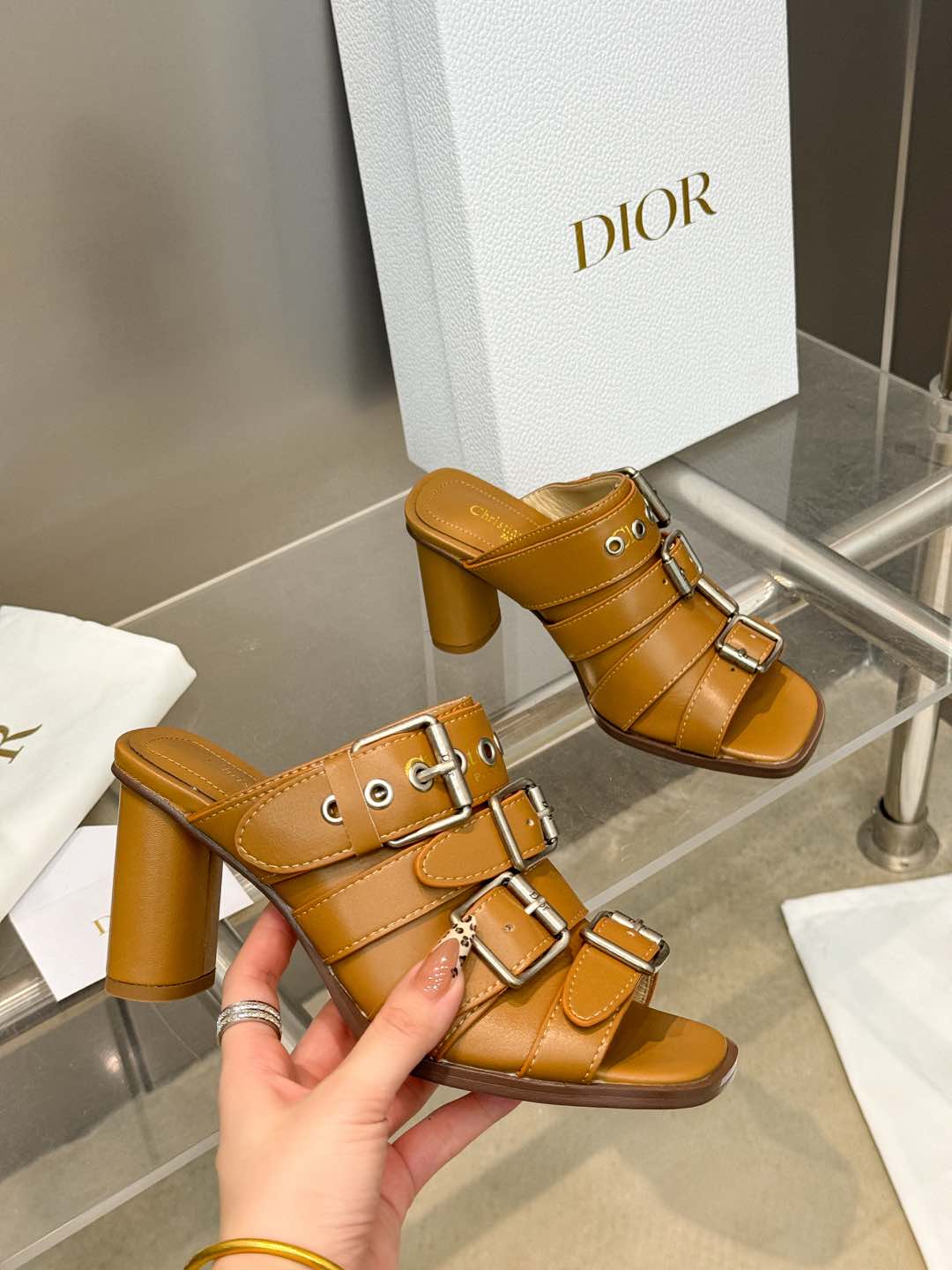 NO:241793,Dior 2025 spring and summer new D-Avenue series high-heel color-blocking Roman sandals CD letter logo hardware buckle star same punk style thick heel belt buckle fish mouth open toe women's shoes material original custom imported calfskin   water dyed sheepskin lining   Italian genuine leather outsole Heel height: 8CM Size: 34-42 (34.40.41.42 customization without return or replacement), high heels slippers, dior, dior, high heels, slippers, cowhide, sheepskin, Leather soles19860909迪奥 Dior 2025春夏新款D-Avenue系列高跟拼色罗马风凉拖鞋 CD字母logo五金扣明星同款朋克风格粗跟皮带扣鱼嘴露趾女鞋 材质原版定制进口小牛皮 水染羊皮内里 意大利真皮大底 跟高:8CM Size:34-42（34.40.41.42定制不退不换）,高跟鞋拖鞋,dior,dior,high heels,slippers,cowhide,sheepskin,Leather soles,Women's Shoes