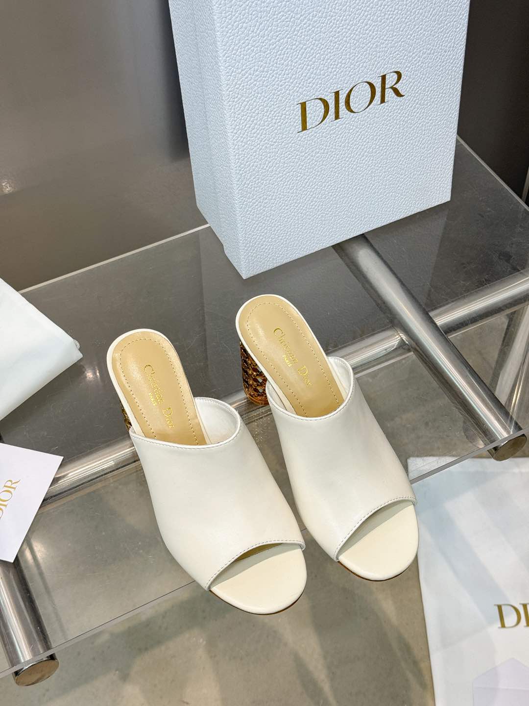 NO:241797,Dior new Icon series cylindrical heels women's shoes CD star same style fish mouth open toe high heel round toe color-blocked flip flops sandals Material upper imported full grain calfskin   water dyed sheepskin inner footbed   Italian genuine leather outsole Heel height: 8.5CM Size34-42 Standard size (34.40.41.42. Customized non-return), high heels slippers, dior, dior, sandals, high heels, slippers, cowhide, sheepskin, Leather soles19860909Dior 迪奥秋冬新款Icon系列圆柱跟女鞋 CD明星同款鱼嘴露趾高跟圆头拼色一字拖凉鞋 材质鞋面进口全粒面小牛皮 水染羊皮内里垫脚 意大利真皮大底 跟高:8.5CM Size34-42 标准码（34.40.41.42.定制不退换）,高跟鞋拖鞋,dior,dior,sandals,high heels,slippers,cowhide,sheepskin,Leather soles,Women's Shoes